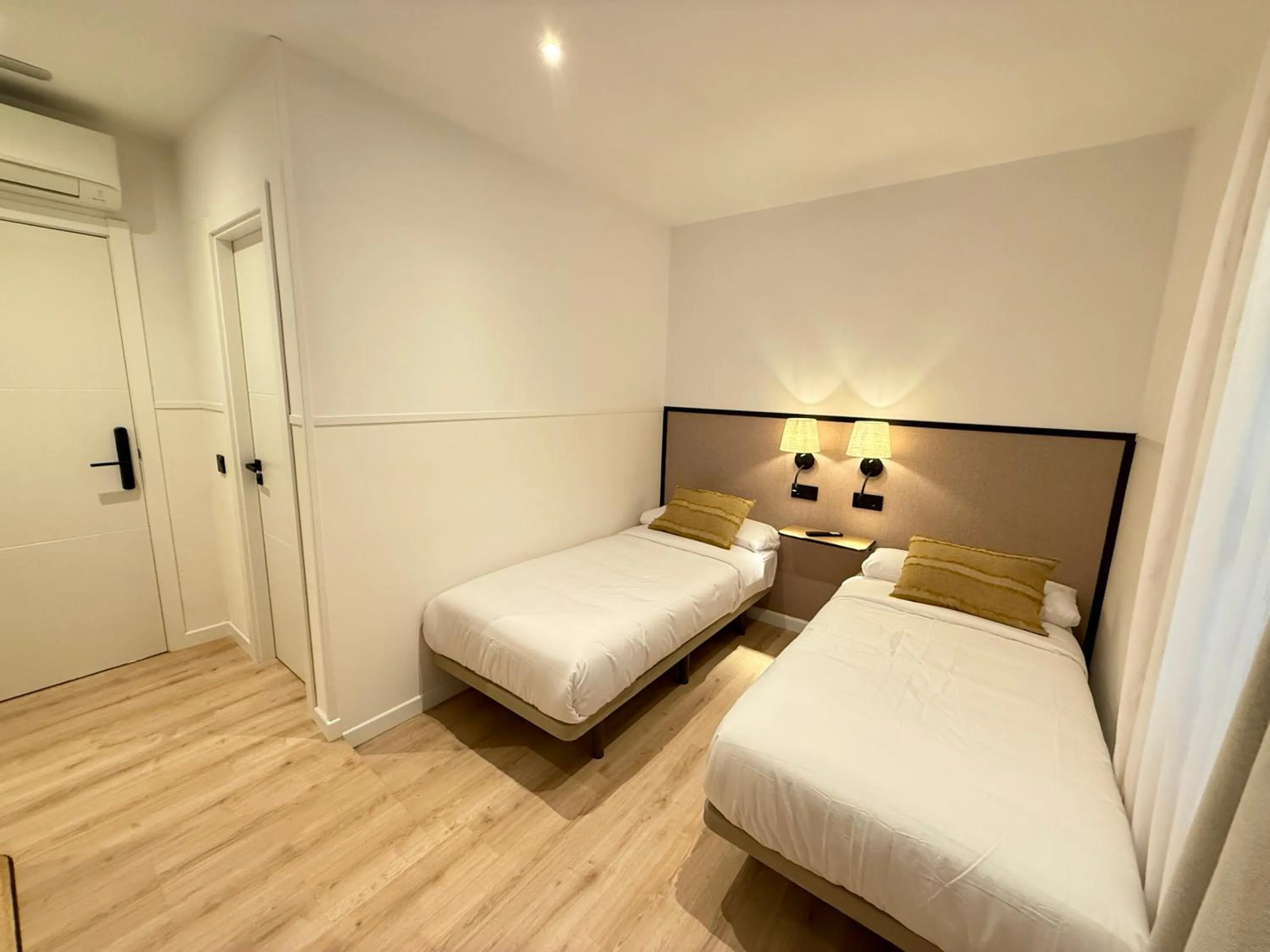 Twin Room with Bathroom in Mucho Madrid