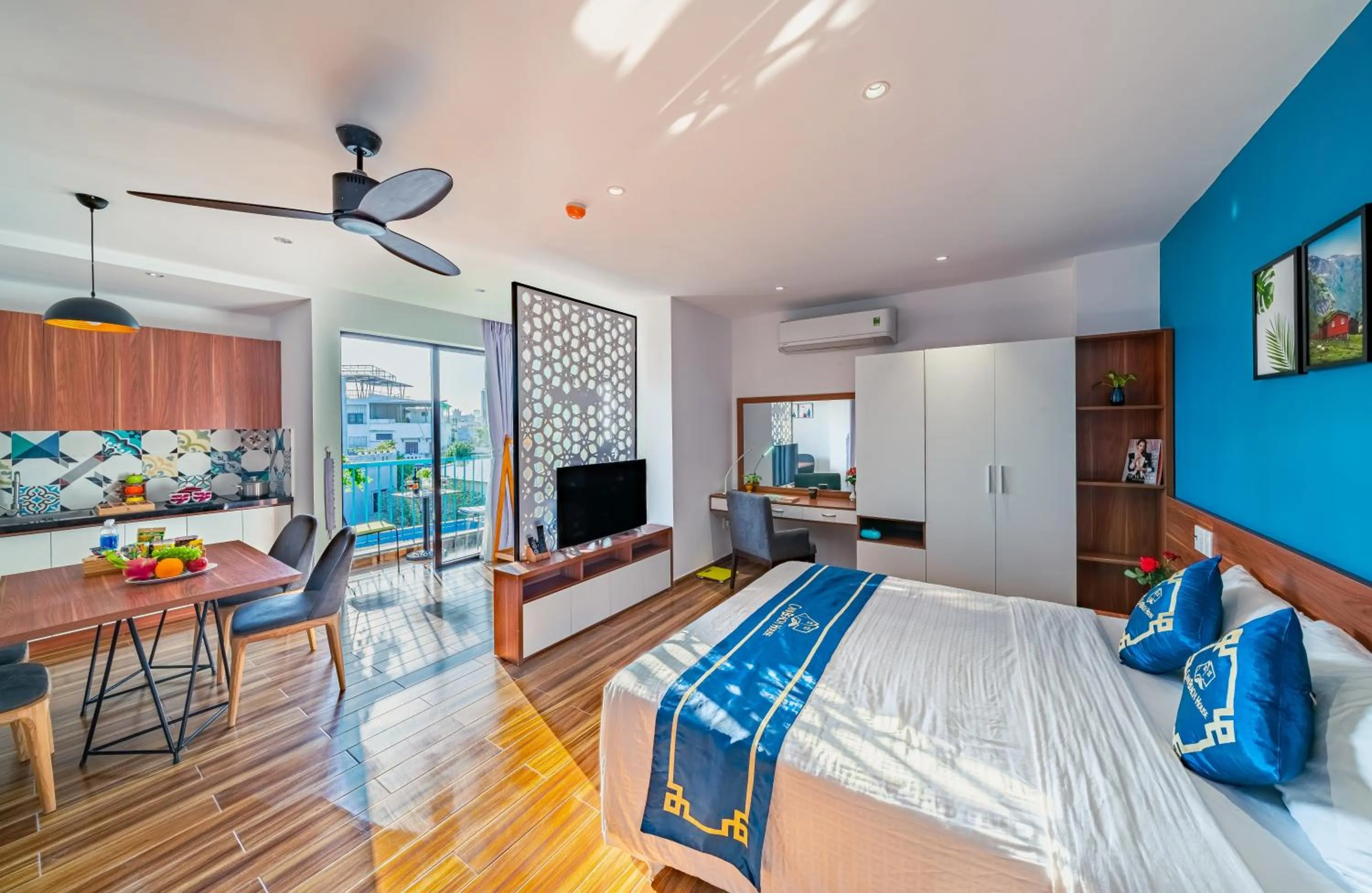 Apartment with Balcony in Cani Beach House