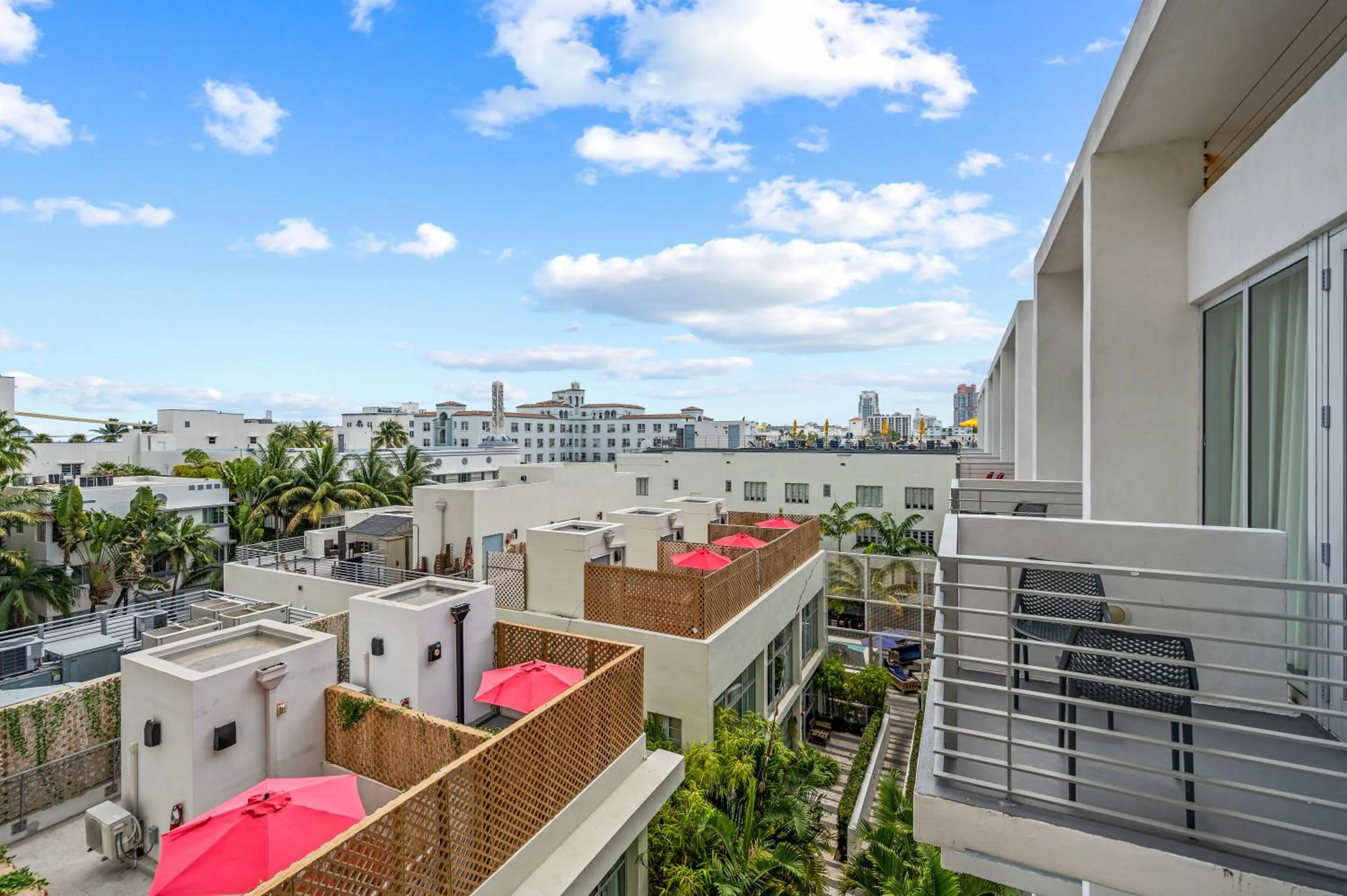 King Suite with Balcony and Bathtub in The Fairwind Hotel