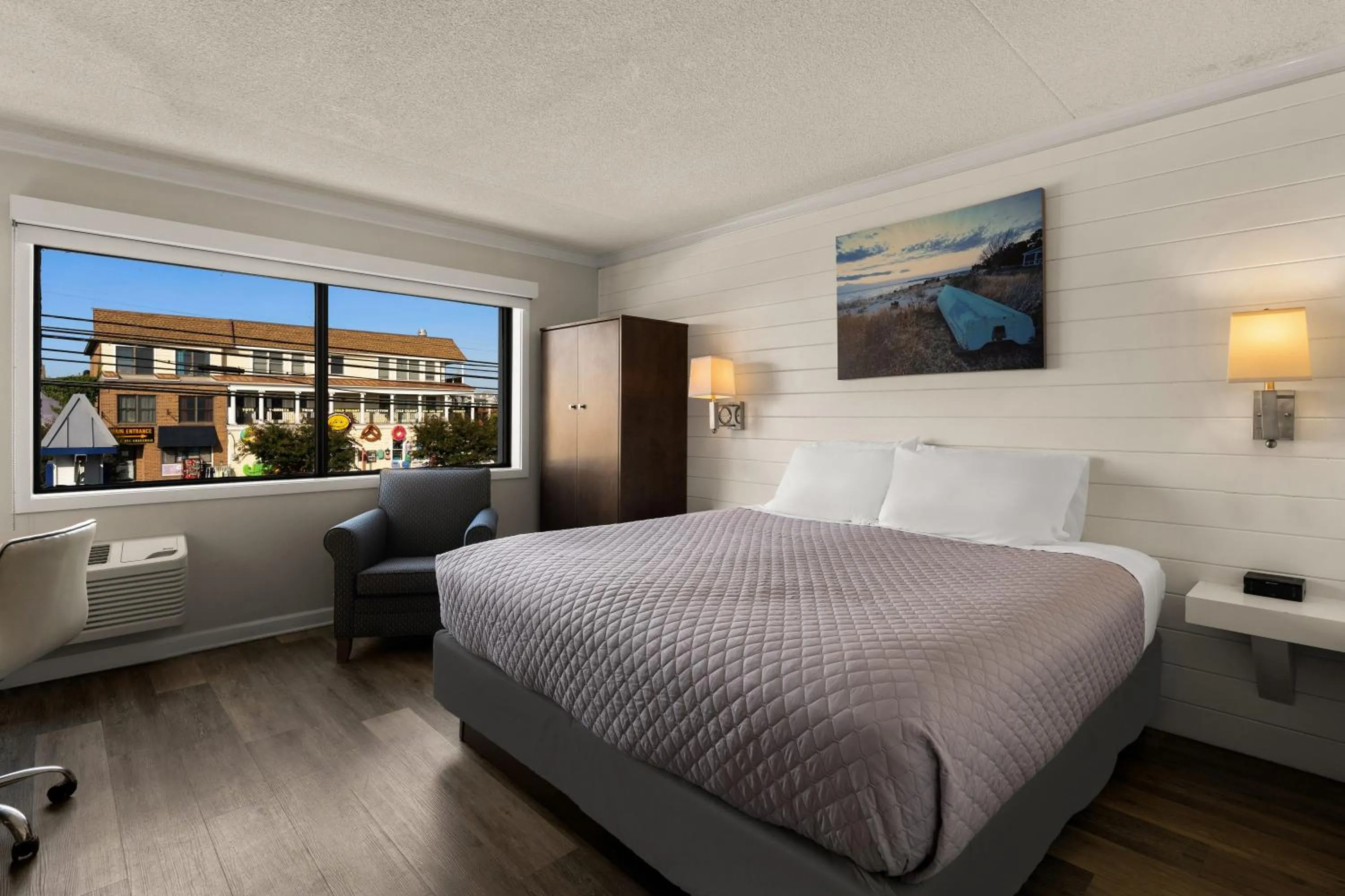 Standard King Room in Atlantic Oceanside Dewey