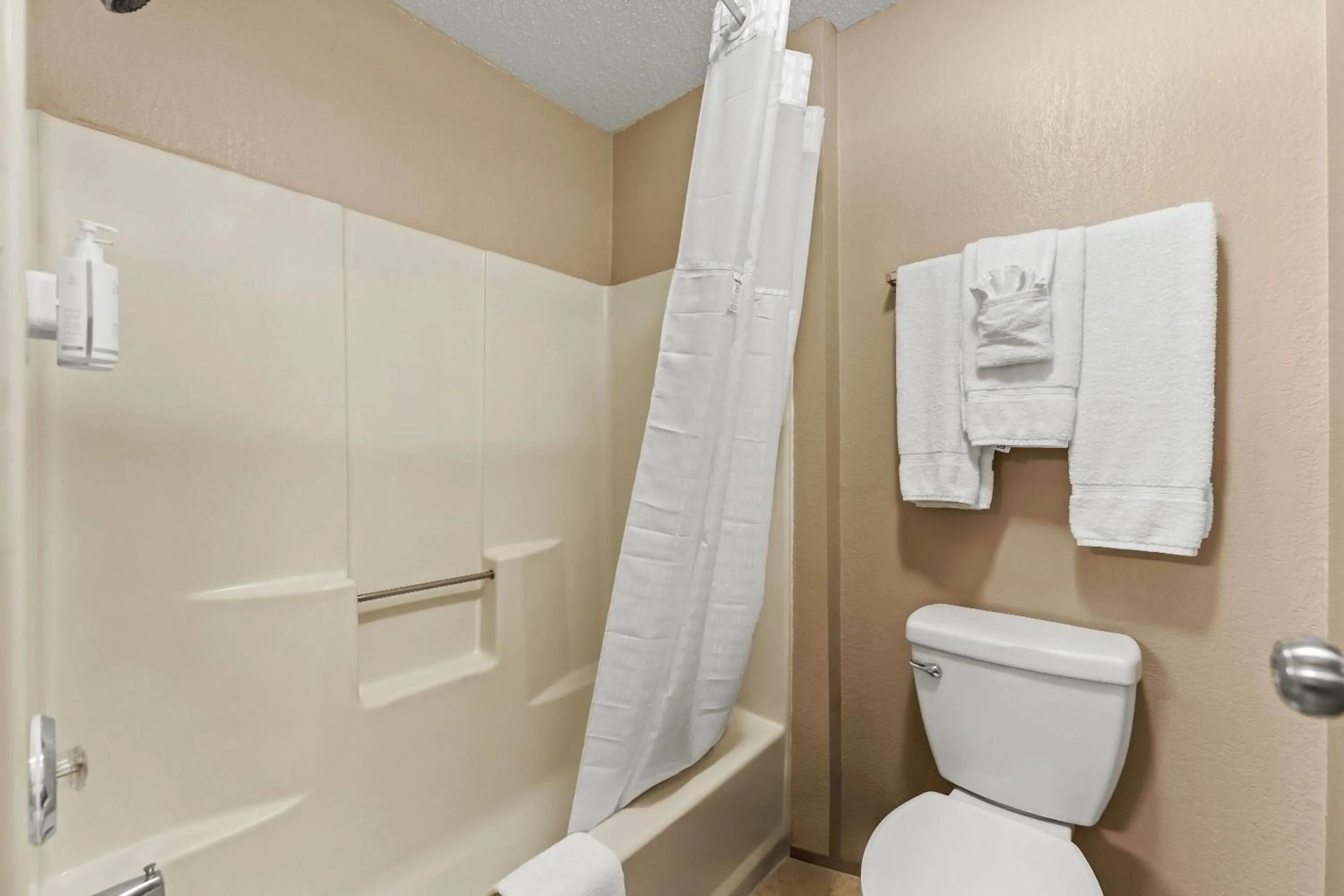 Queen Room with Two Queen Beds - Non-Smoking in Super 8 by Wyndham Elgin