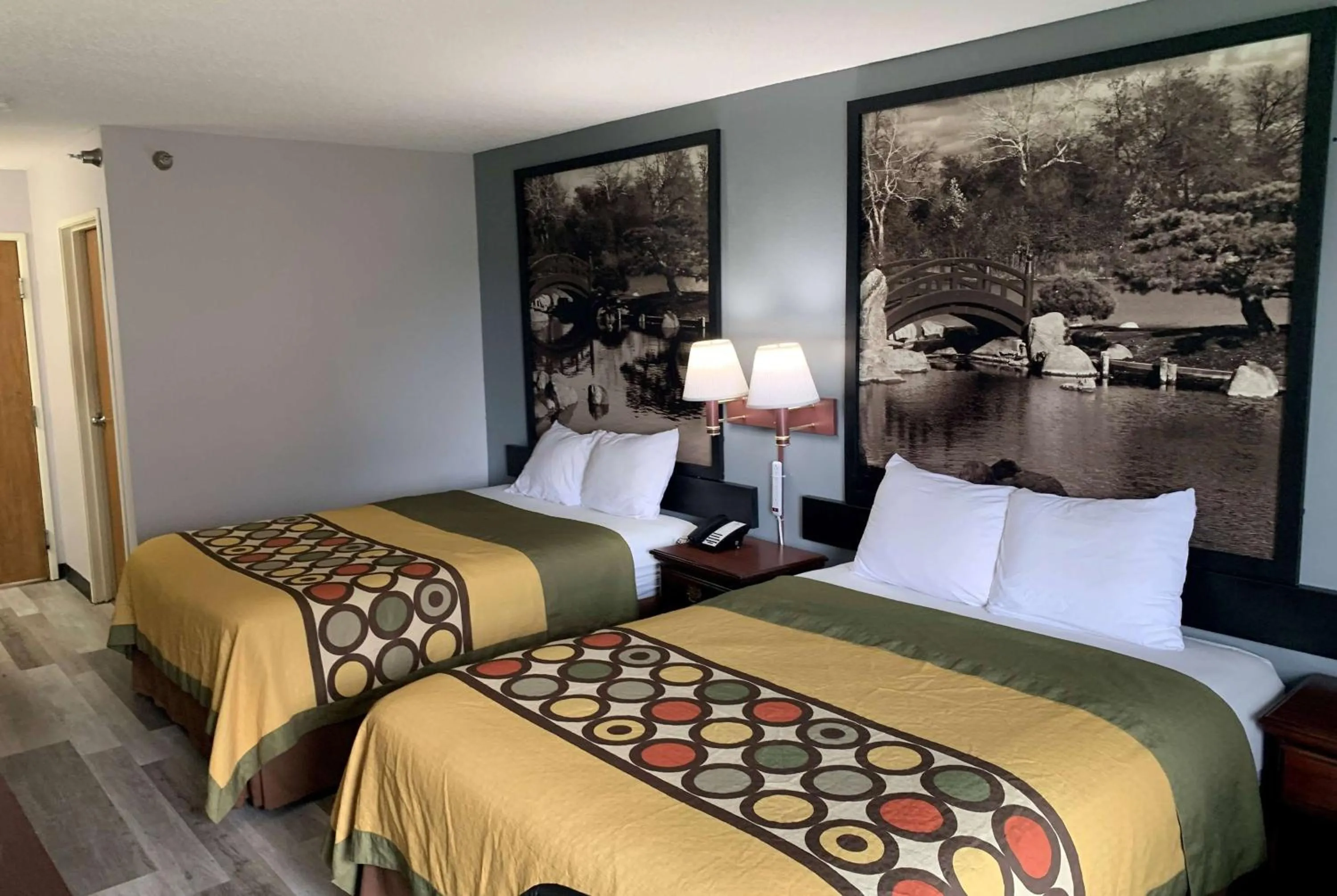 Queen Room with Two Queen Beds - Non-Smoking in Super 8 by Wyndham Chenoa