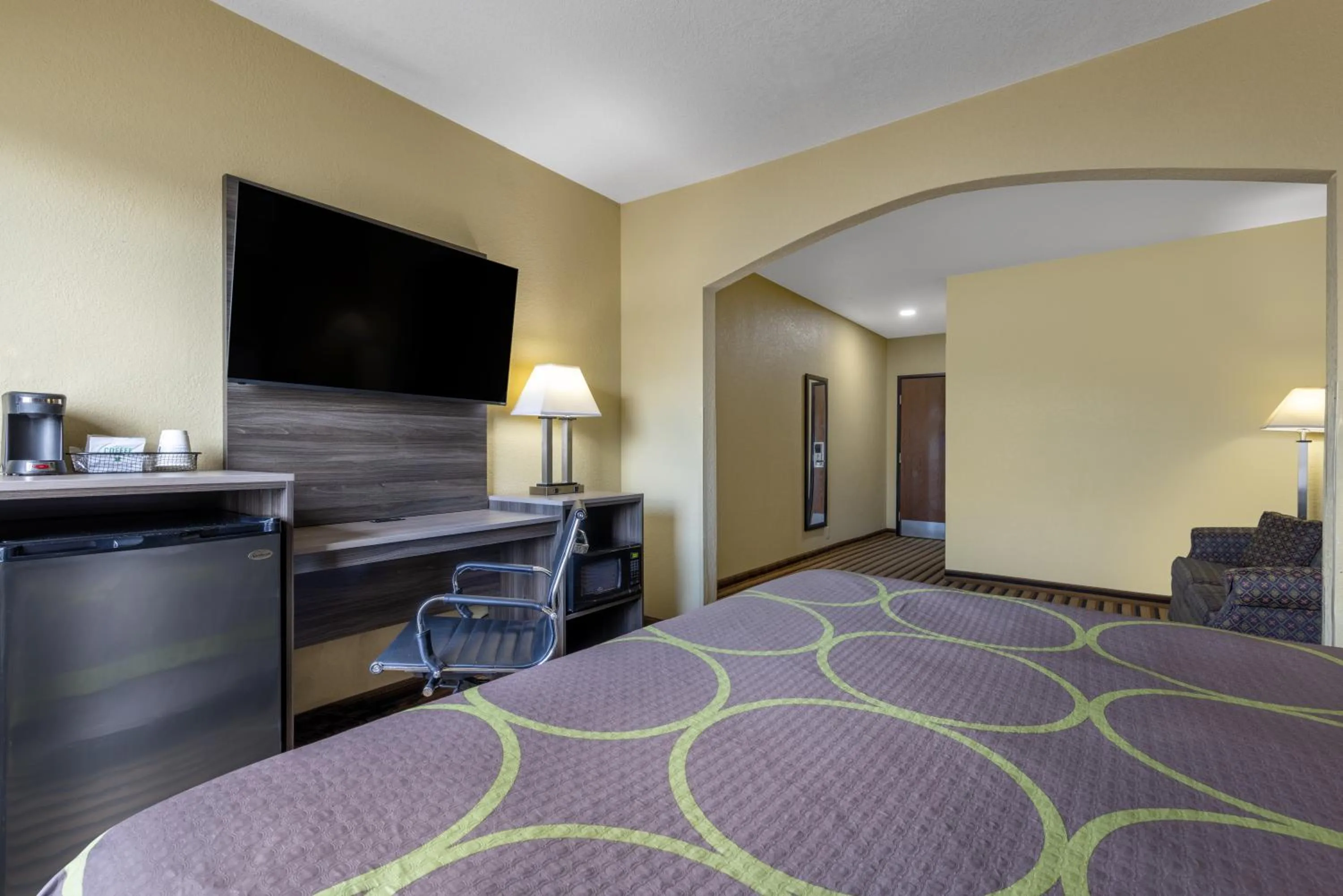 Deluxe King Suite - Non-Smoking in Super 8 by Wyndham Nixa/Springfield Area