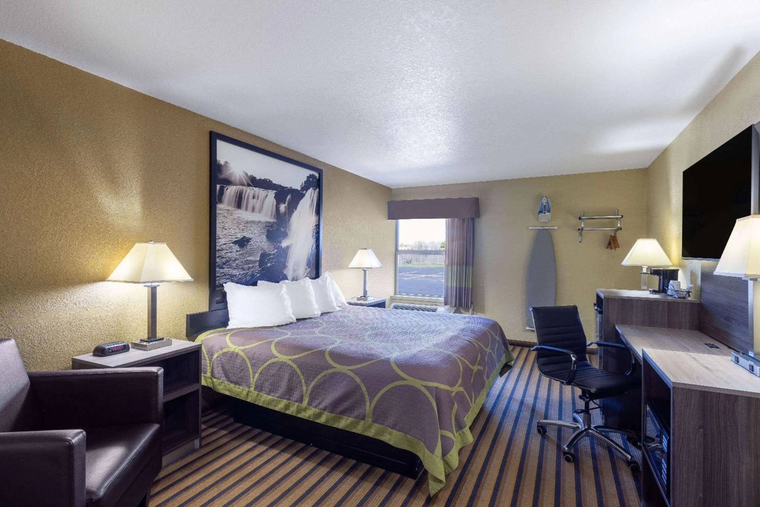 King Room - Non-Smoking in Super 8 by Wyndham Nixa/Springfield Area