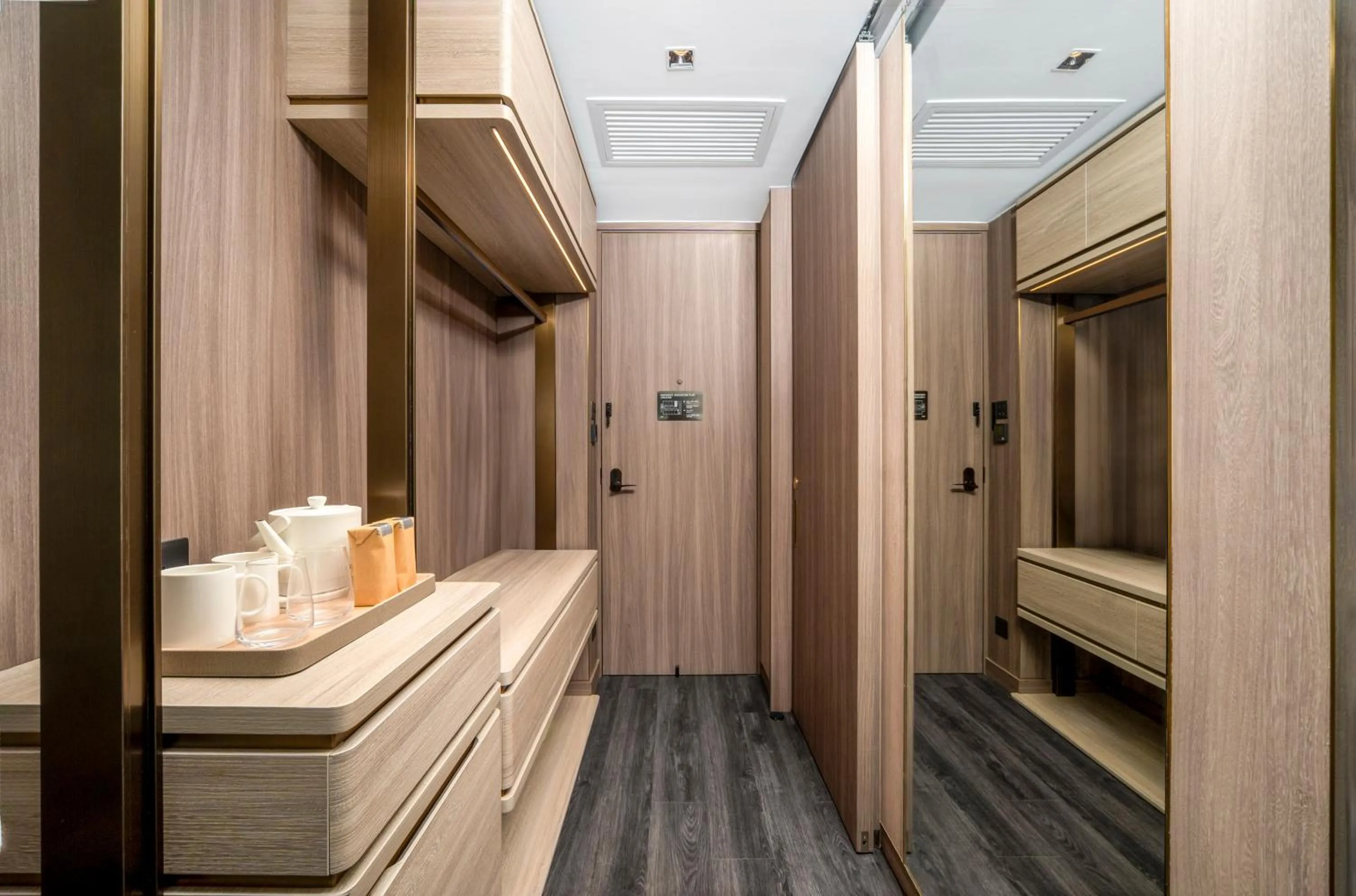 Twin Room with Sea View in Motto by Hilton Hong Kong Soho