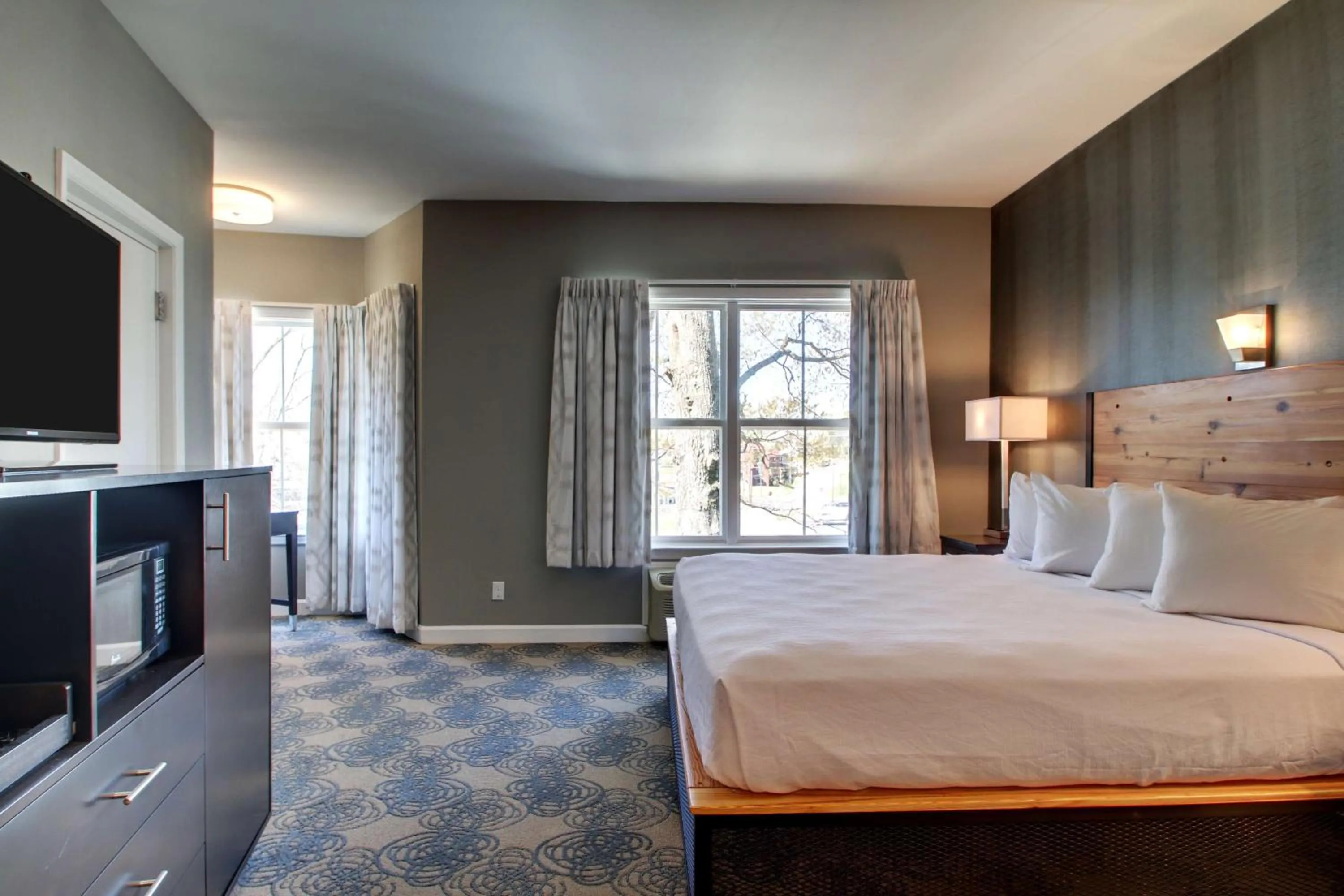 King Room with Picture Window in Hotel Finial BW Premier Collection Oxford - Anniston