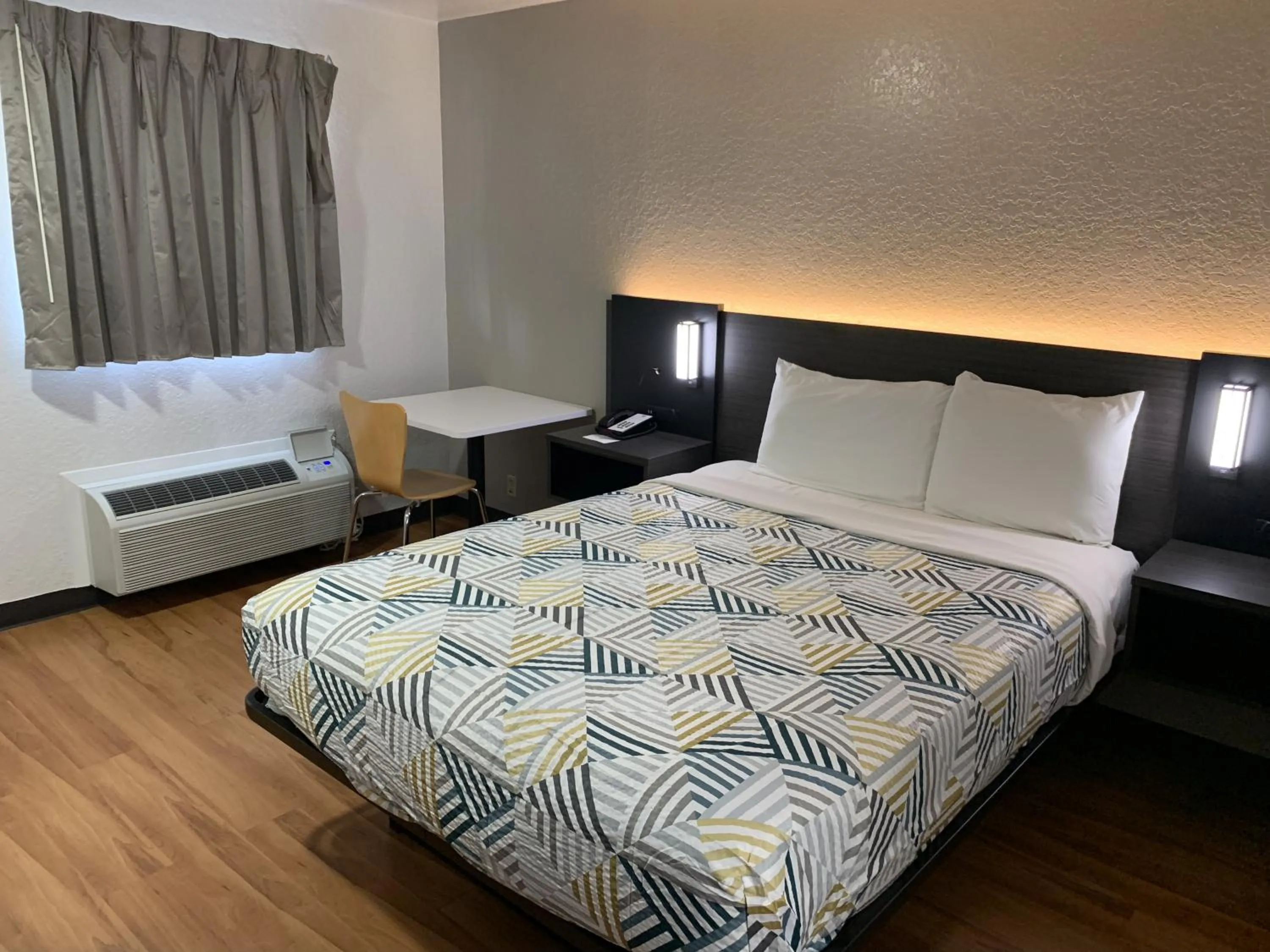 Deluxe Queen Room - Smoking in Motel 6-Atlanta, TX