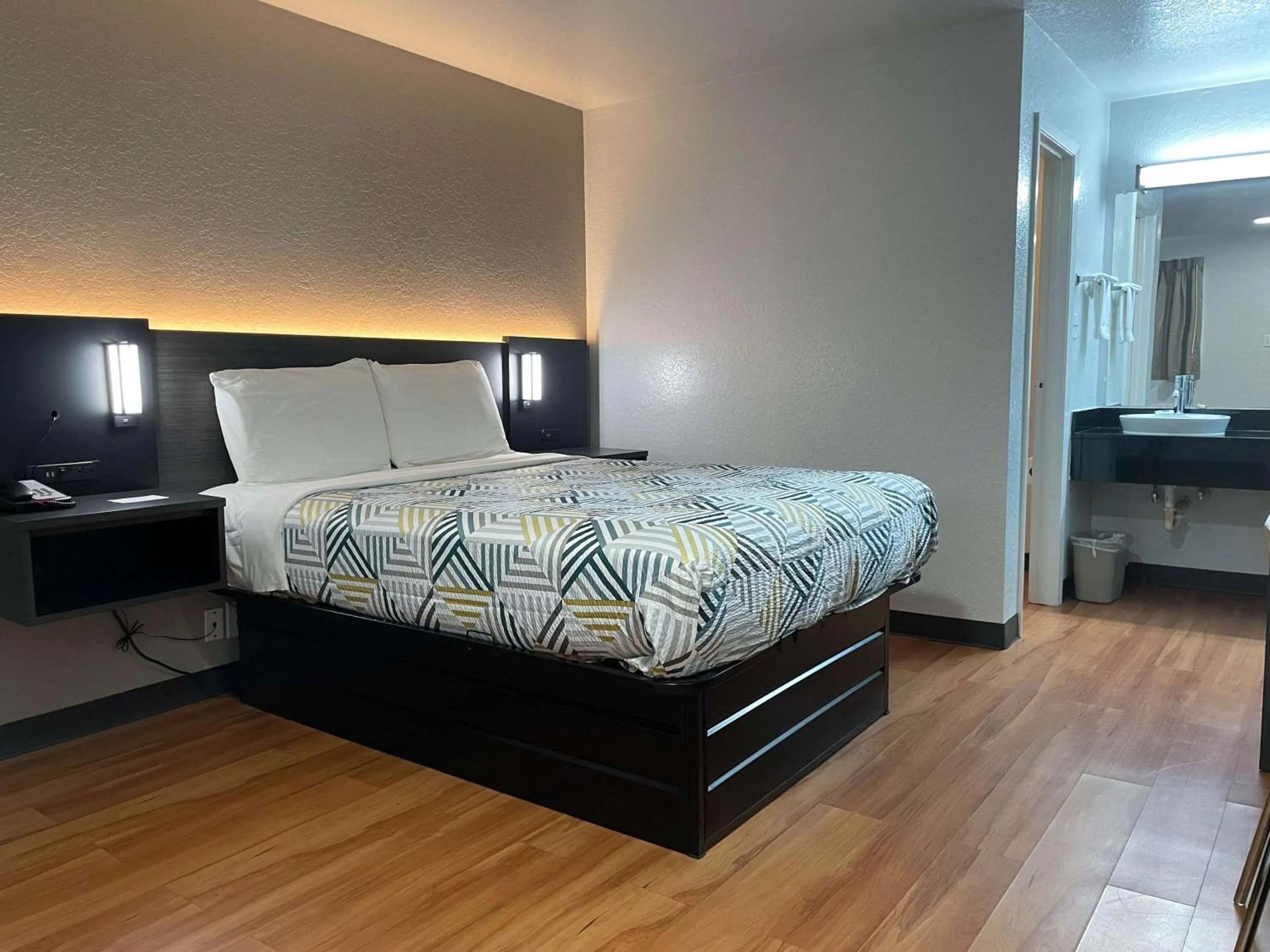 Deluxe King Room - Non-Smoking in Motel 6-Atlanta, TX