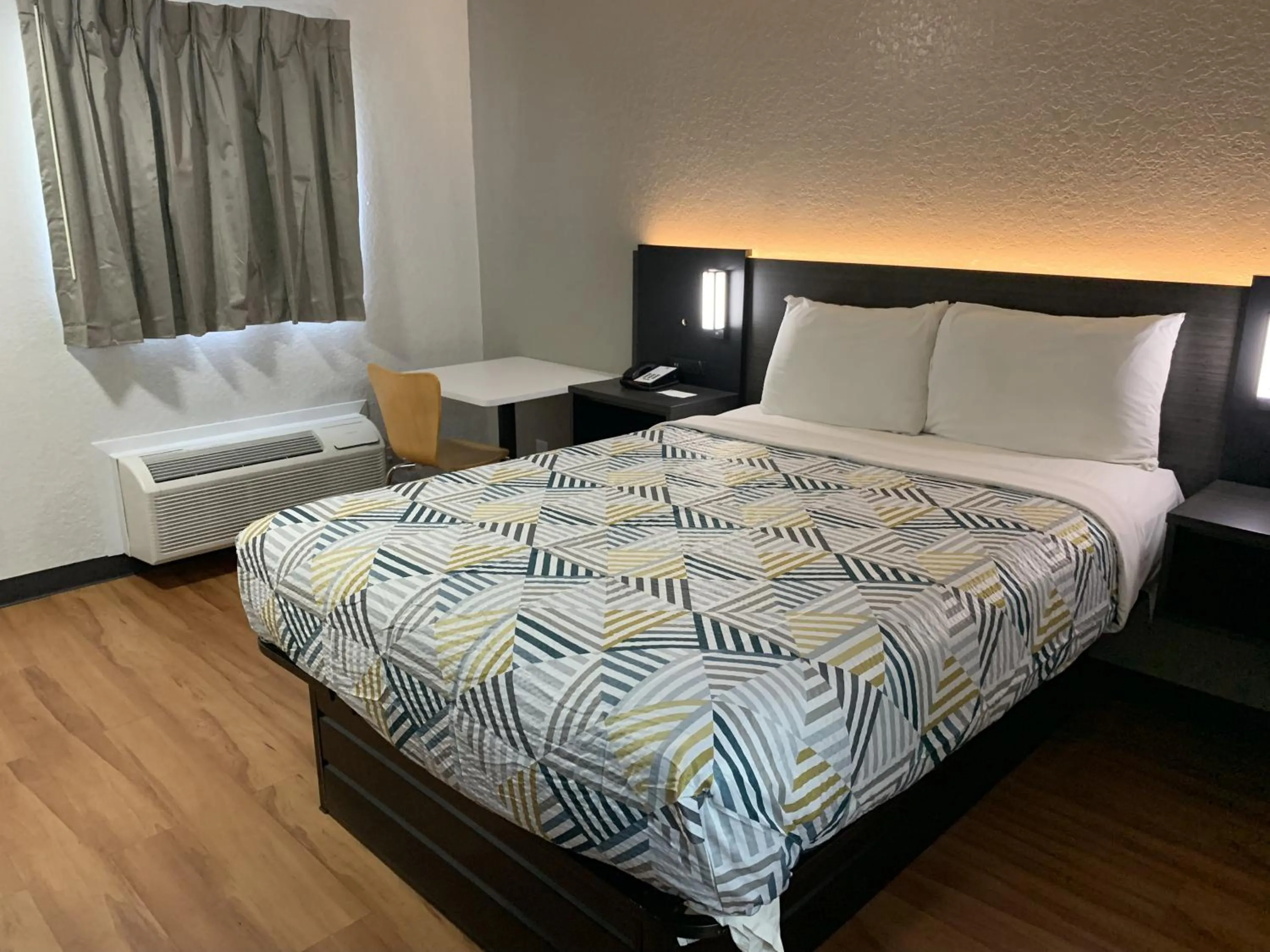 Deluxe Queen Room - Non-Smoking in Motel 6-Atlanta, TX