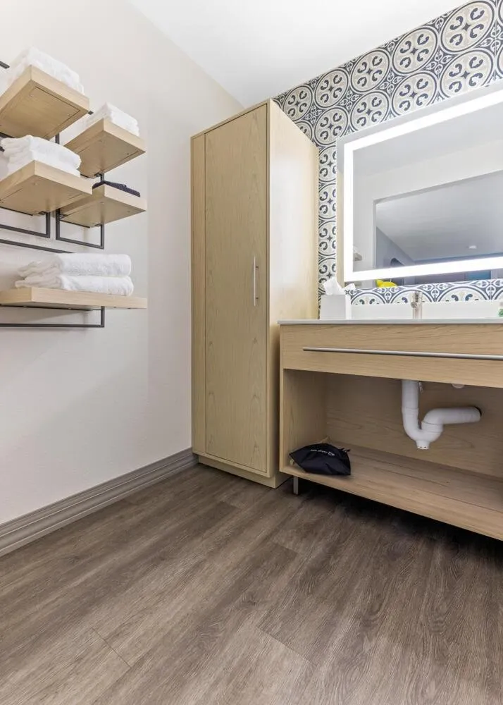 Family Room with Two Double Beds and 32 Inch TV - Non-Smoking in Hillstone Inn Tulare, an Ascend Collection Hotel