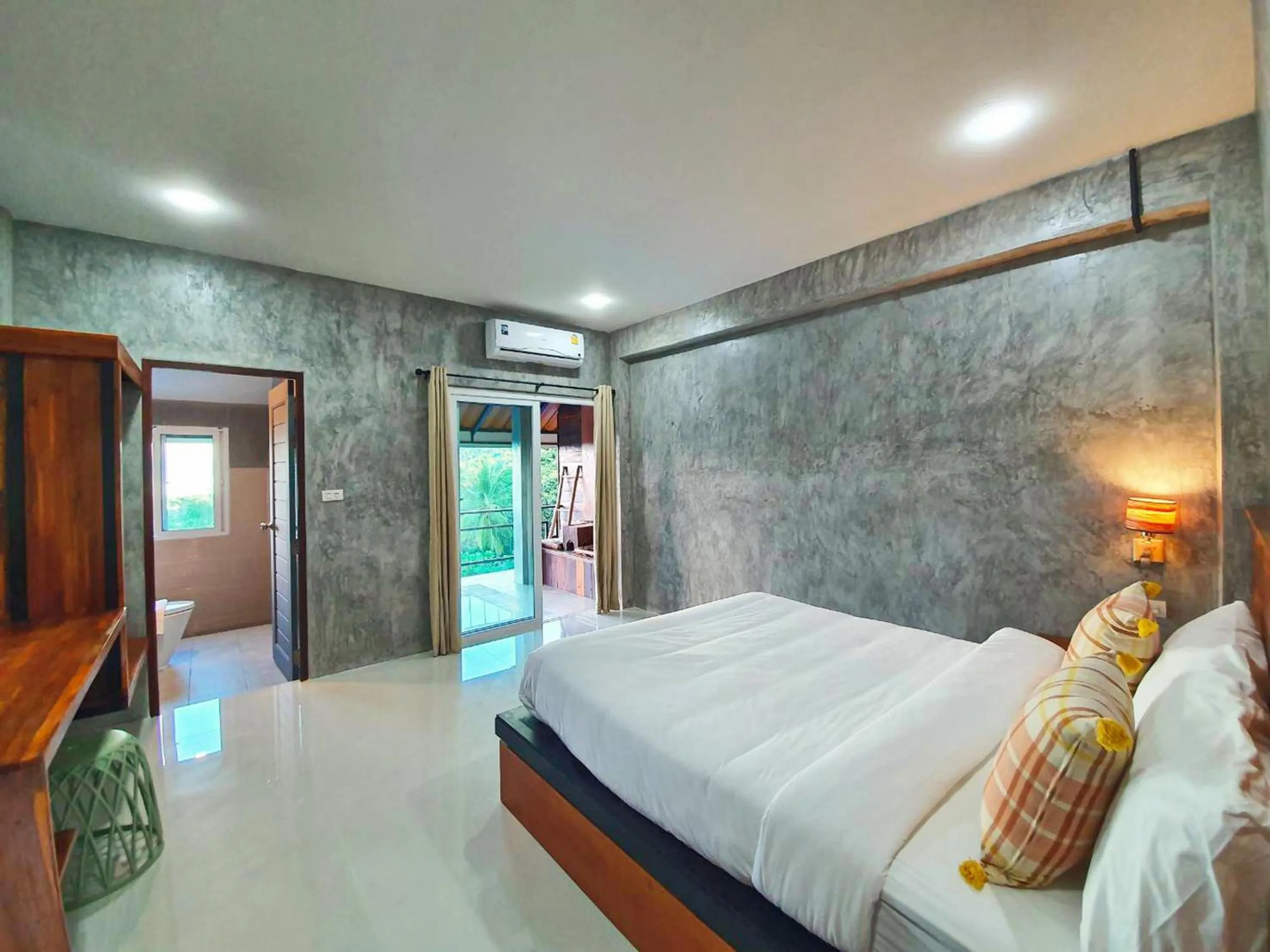Deluxe Double Room with Balcony and Sea View in Life koh tao resort
