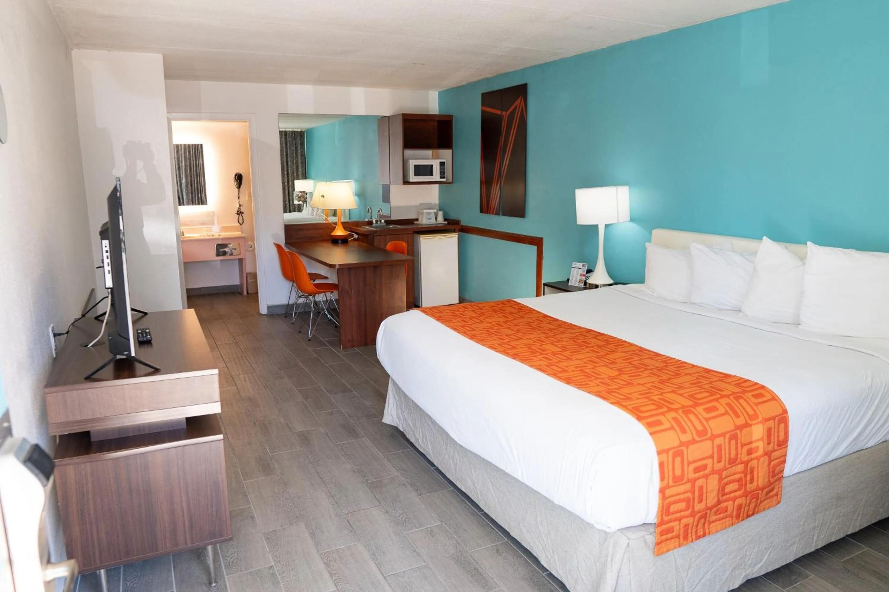 Standard King Room - Non-Smoking  in Howard Johnson by Wyndham Clearwater - Dunedin