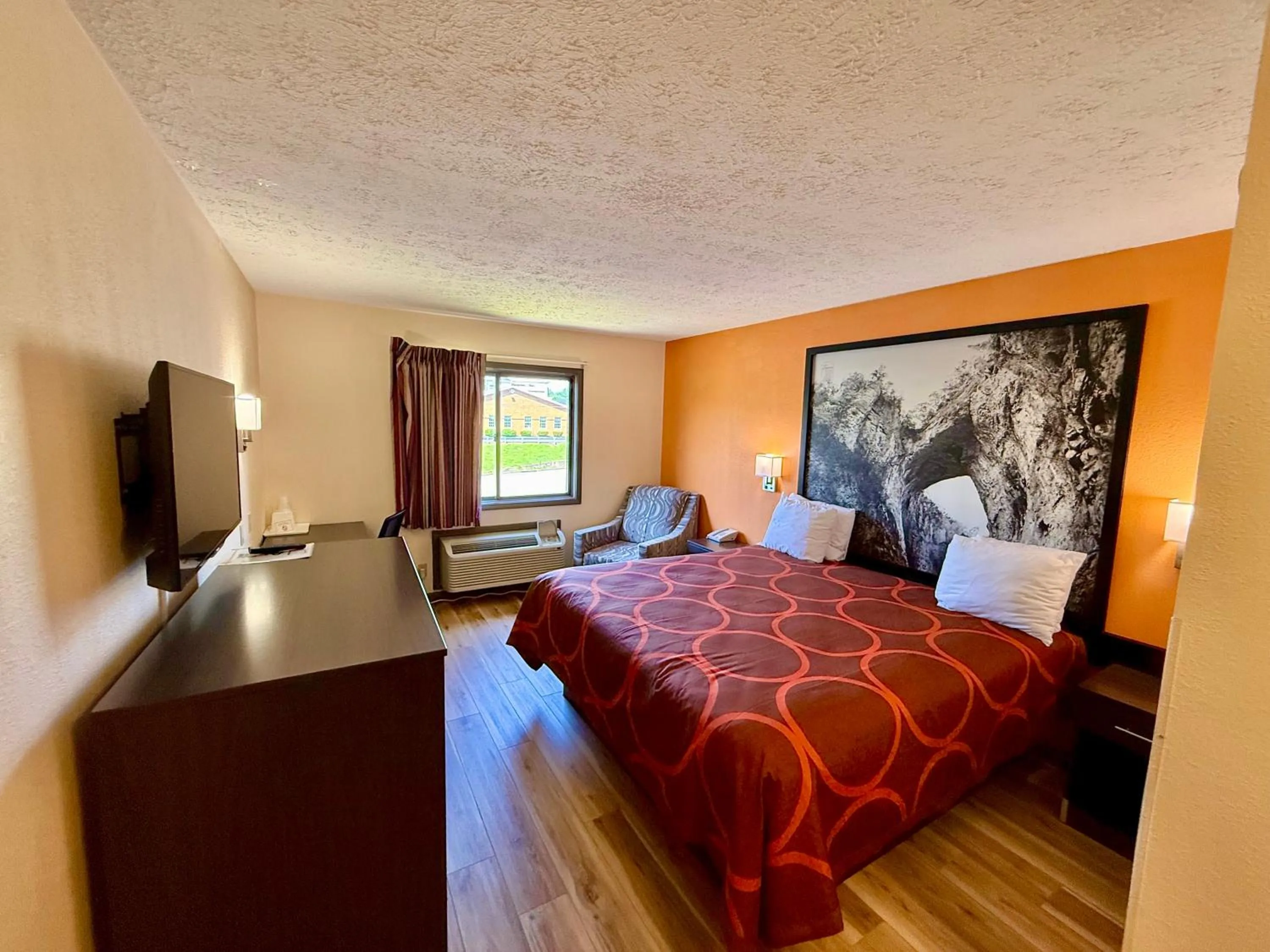 King Room - Non-Smoking in Super 8 by Wyndham Hillsville