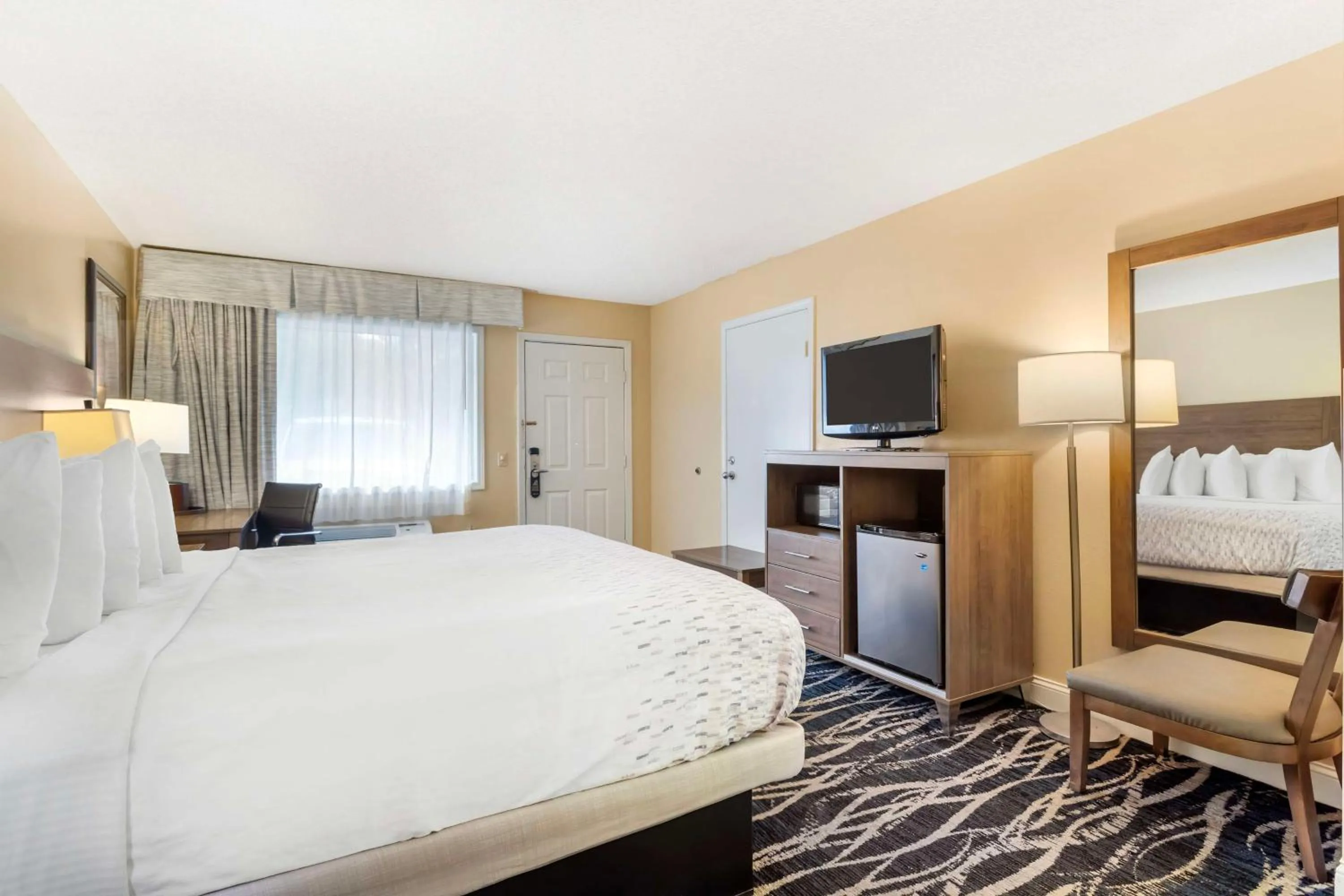 King Room with Bath Tub - Disability Access Room/Non-Smoking in Best Western Mountainbrook Inn Maggie Valley