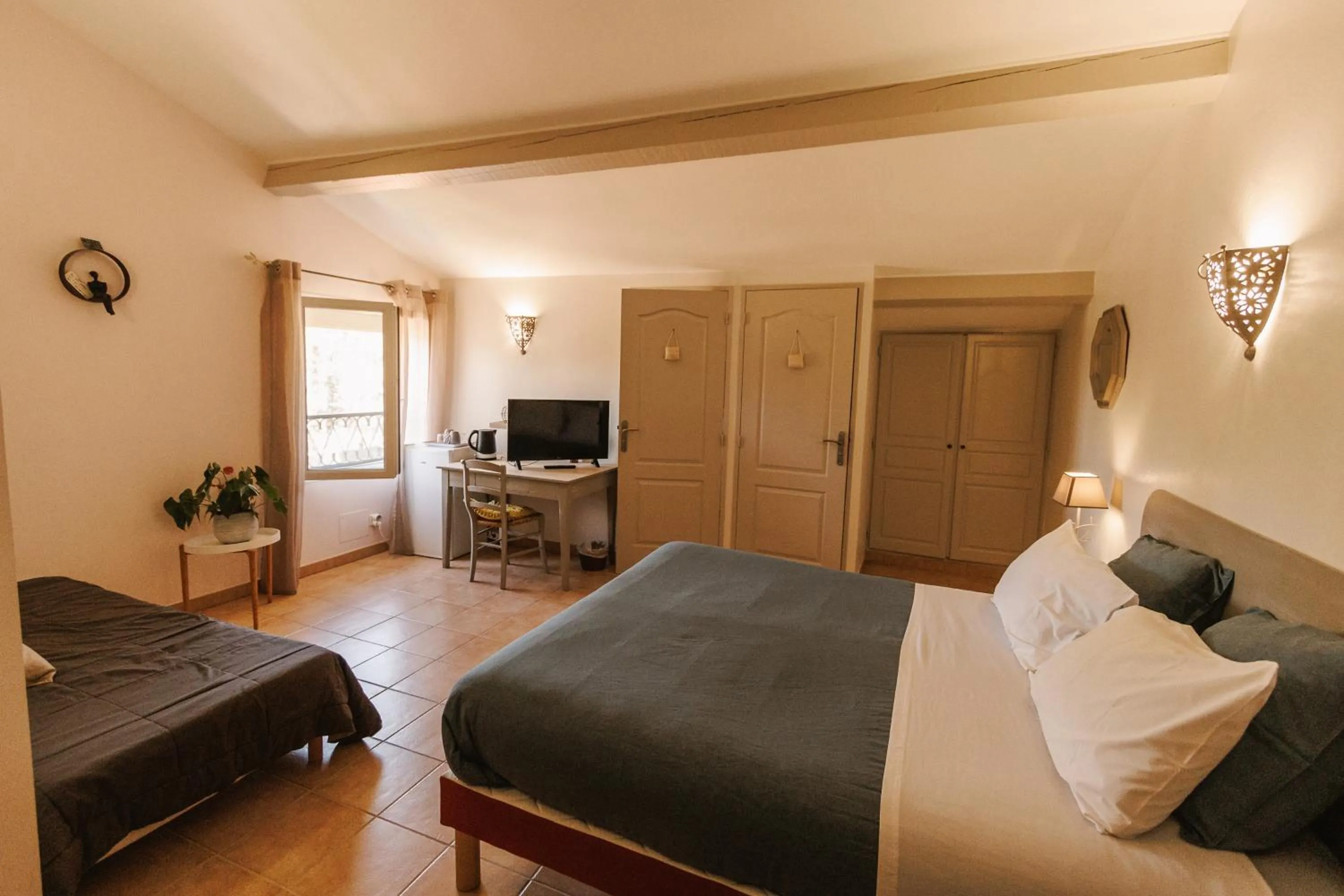 Triple Room with Private Bathroom in Mas Saint-Ange