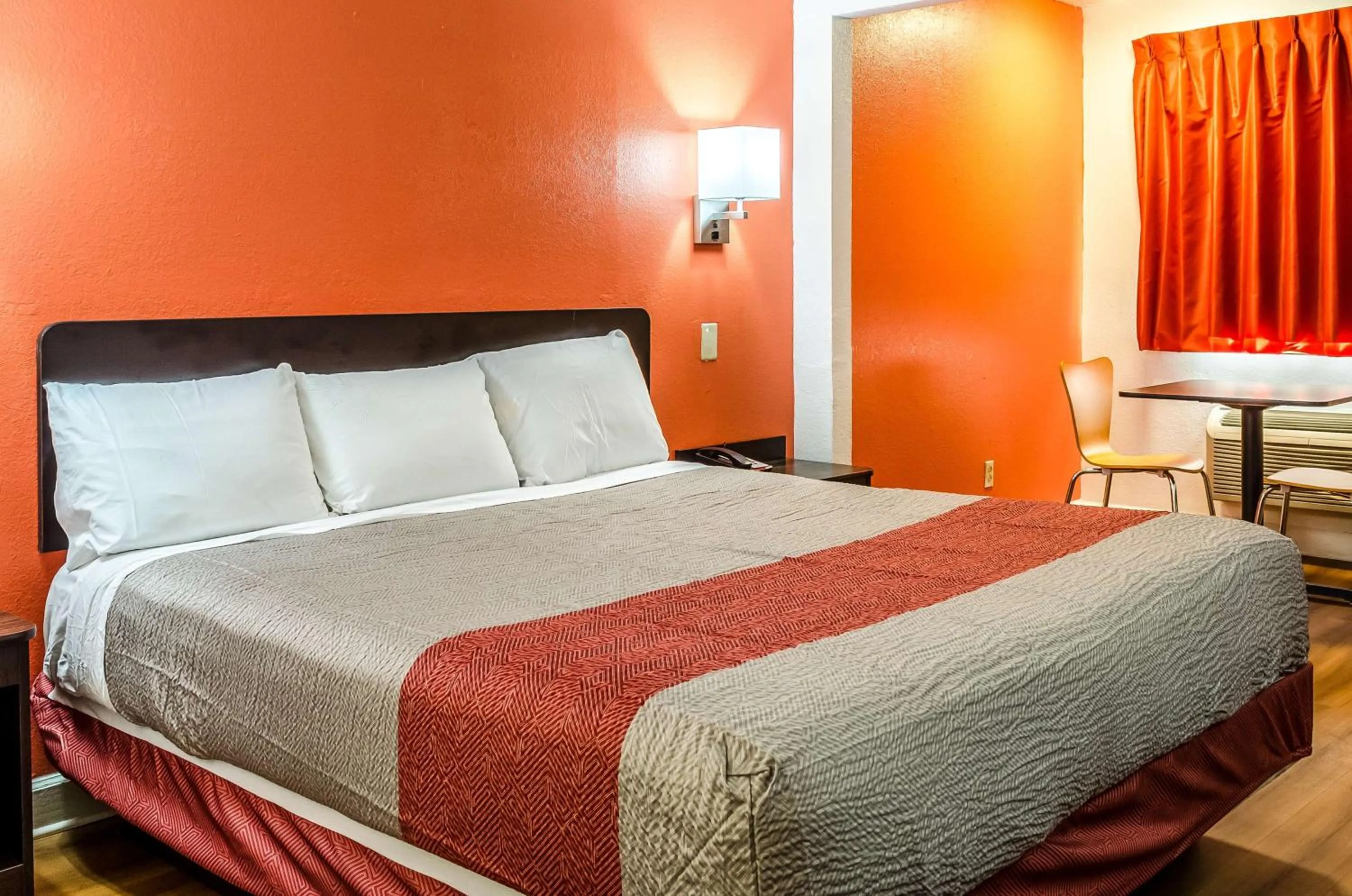 King Room with Roll-in Shower - Disability Access - Non-Smoking in Motel 6-Saraland, AL