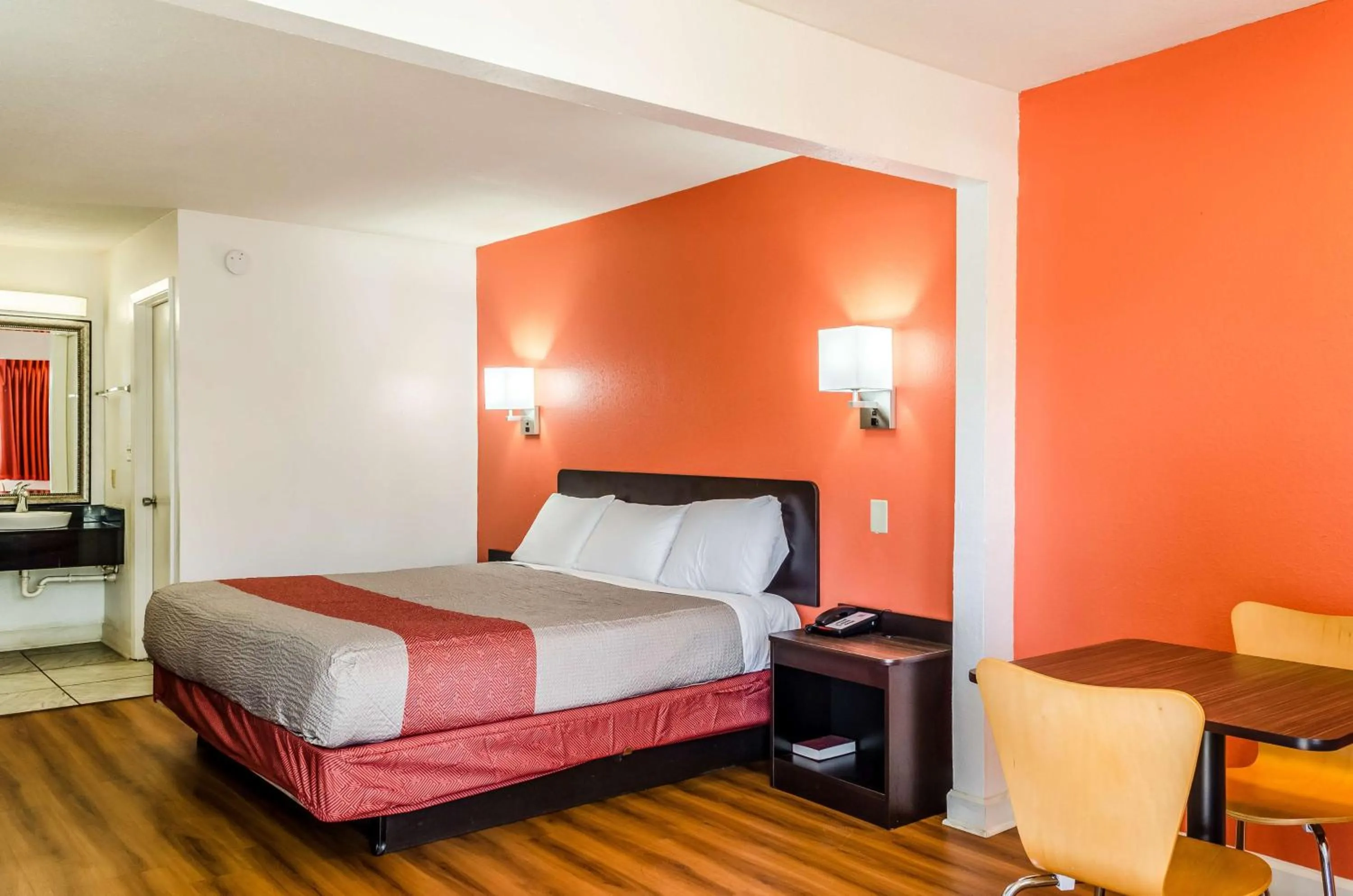 Deluxe King Room - Non-Smoking in Motel 6-Saraland, AL