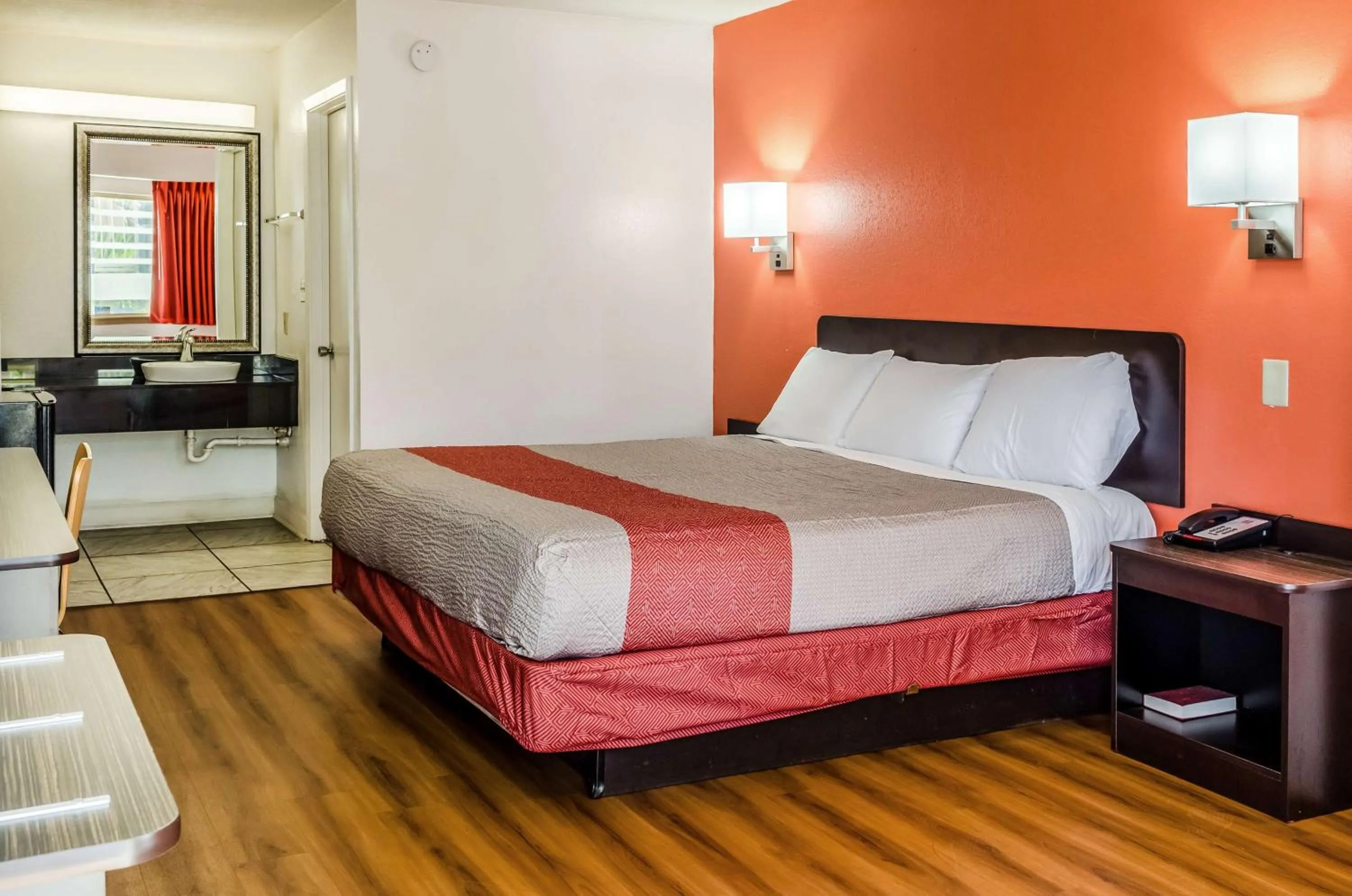 Deluxe King Room - Smoking in Motel 6-Saraland, AL