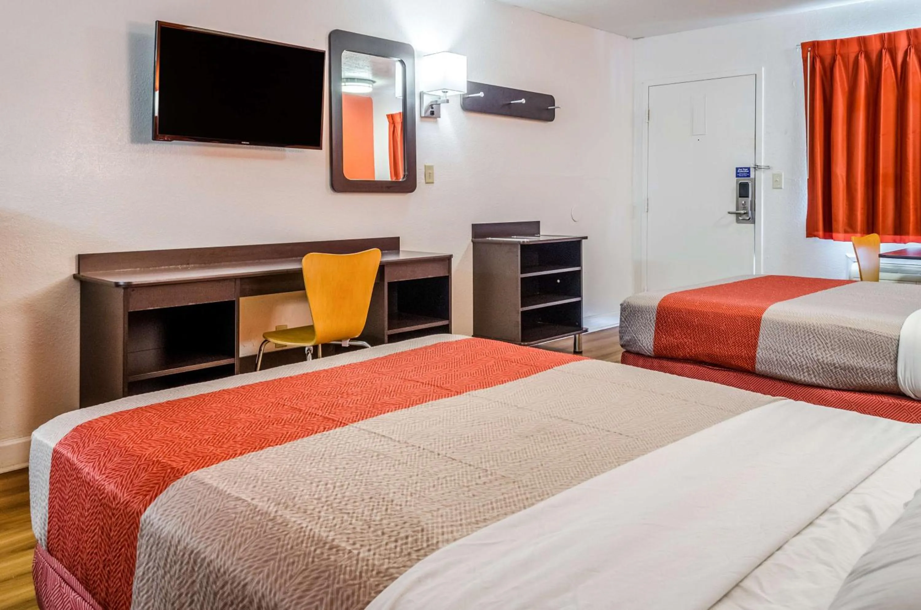 Quadruple Room - Disability Access - Roll in Shower in Motel 6-Saraland, AL