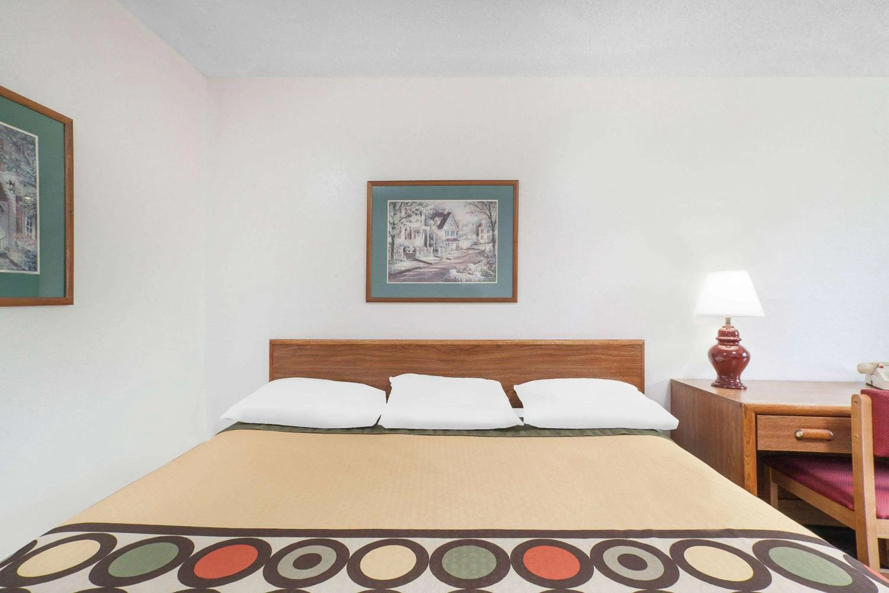 King Room - Non-Smoking in Super 8 by Wyndham Queensbury Glens Falls