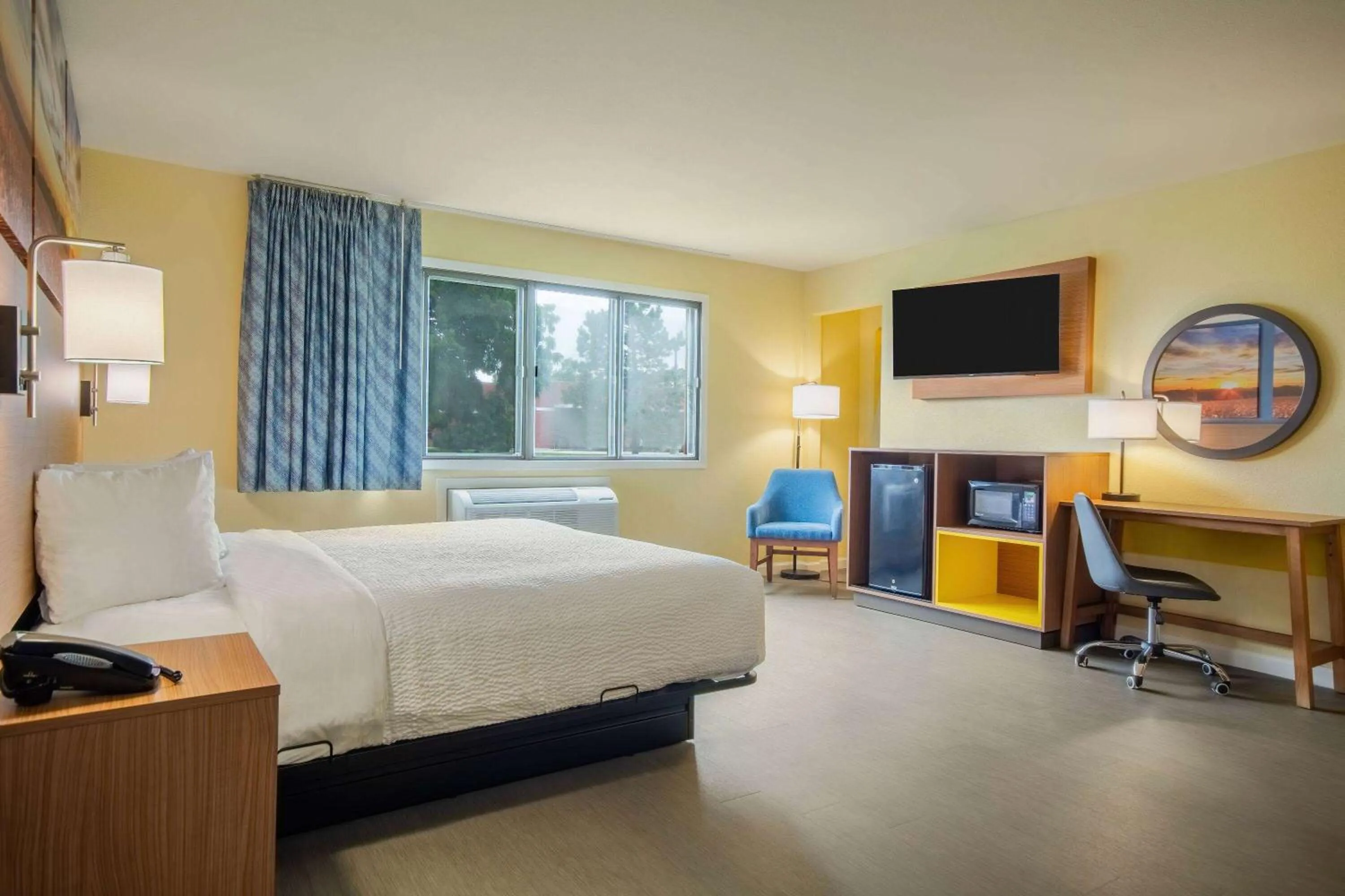 King Room - Mobility Access/Non-Smoking in Days Inn & Suites by Wyndham Waterloo