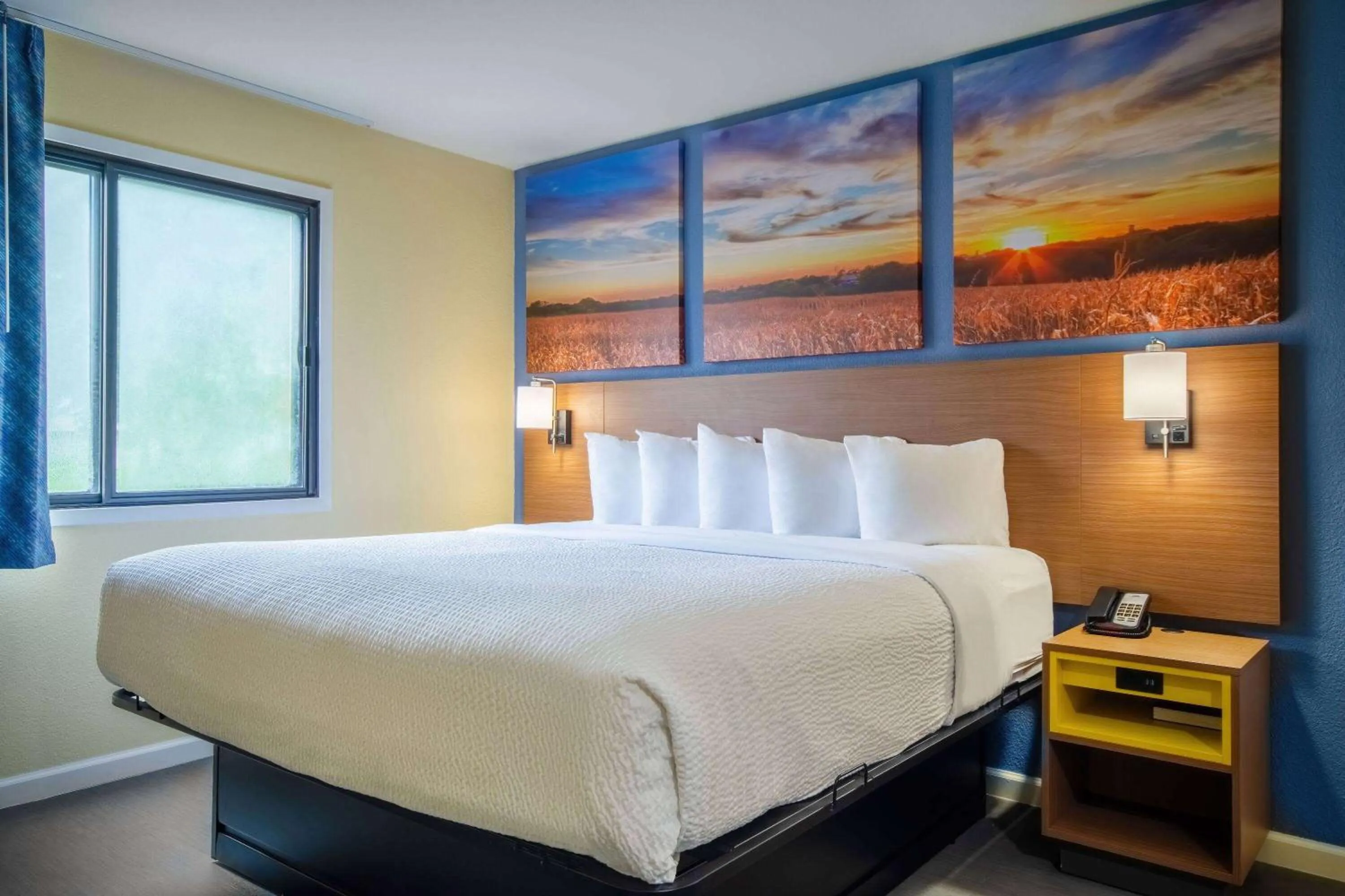 Business King Room - Non-Smoking in Days Inn & Suites by Wyndham Waterloo