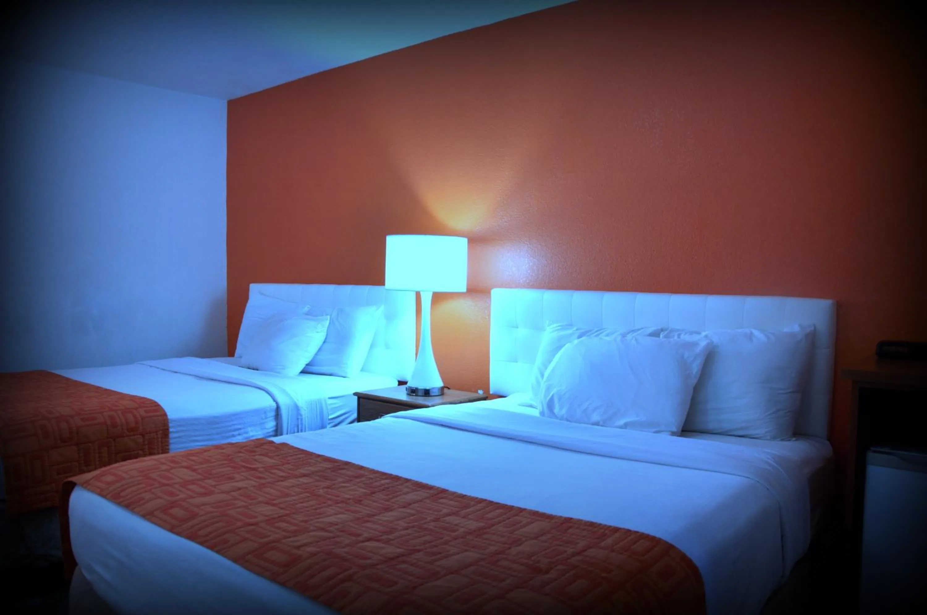 Queen Room with Two Queen Beds - Non-Smoking in Howard Johnson by Wyndham Roseburg