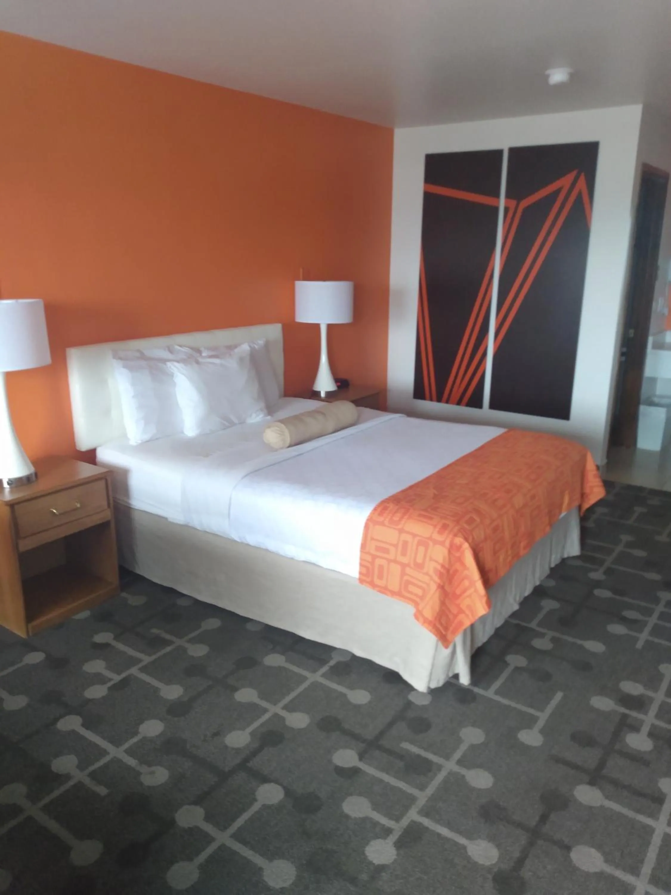 Queen Room - Non-Smoking in Howard Johnson by Wyndham Roseburg