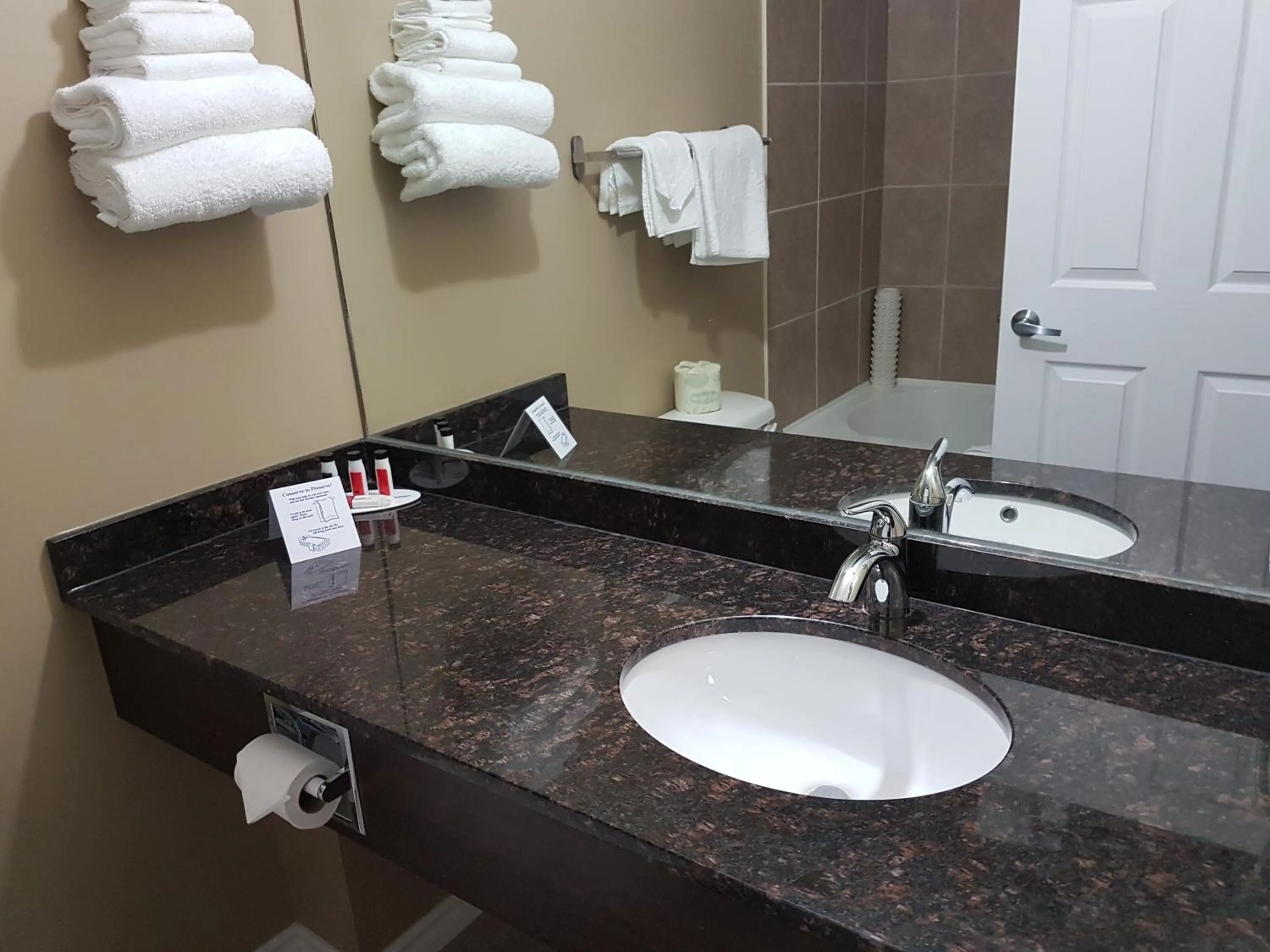 Deluxe Studio with Two Queen Beds - Non-Smoking in Super 8 by Wyndham Hardisty