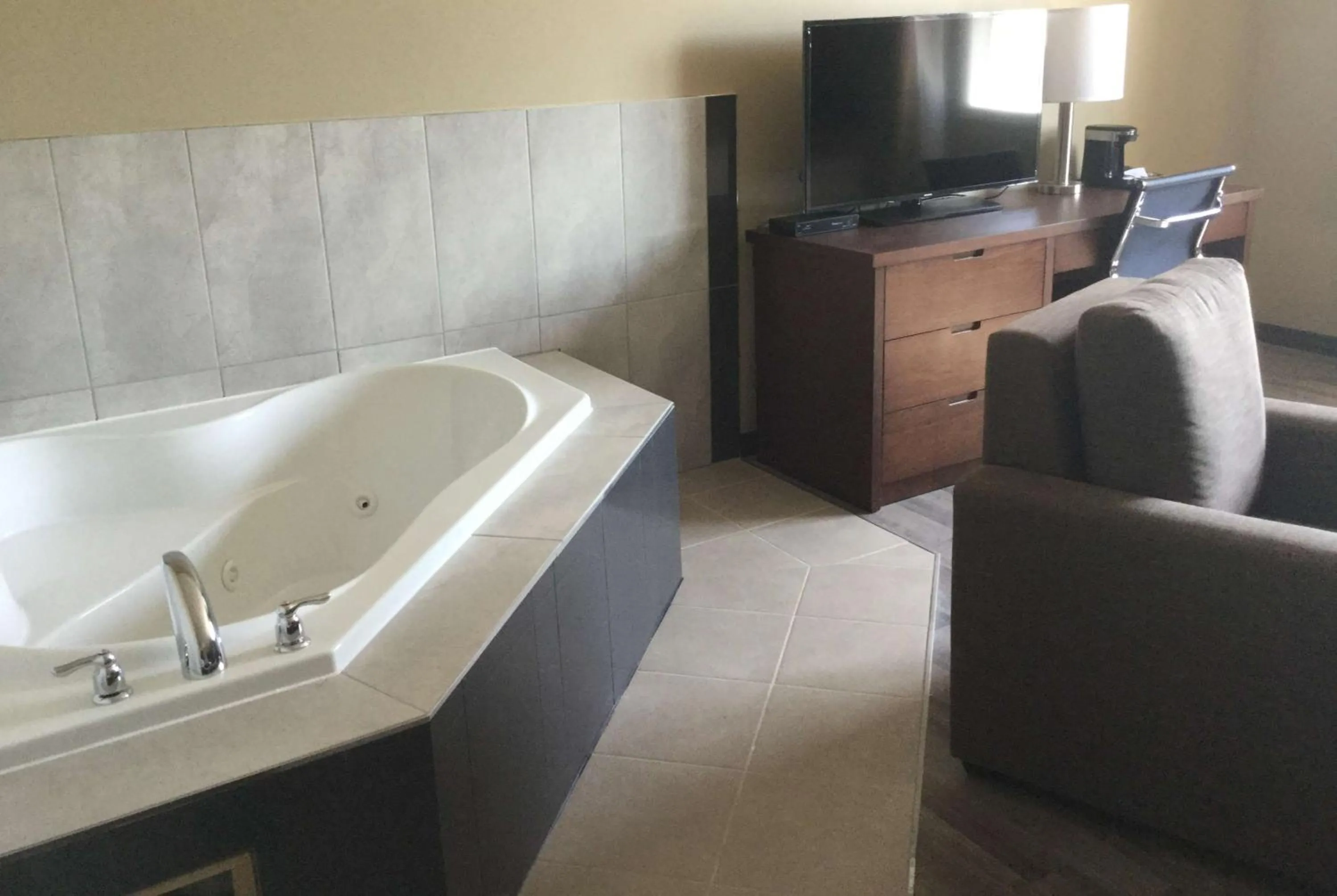 Suite with Two Queen Beds - Non-Smoking in Super 8 by Wyndham Hardisty