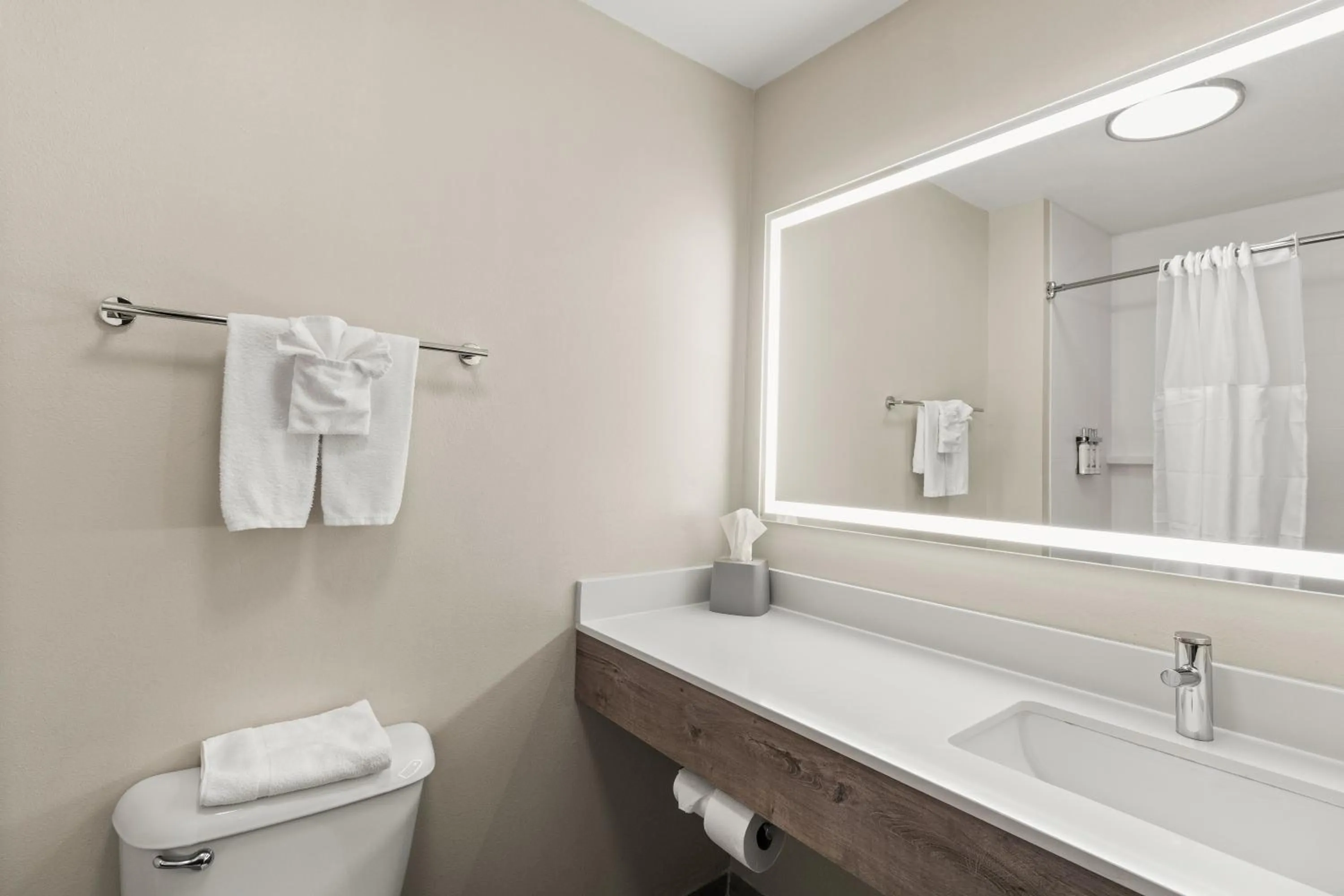 King Suite in Holiday Inn Express & Suites Fairmont by IHG