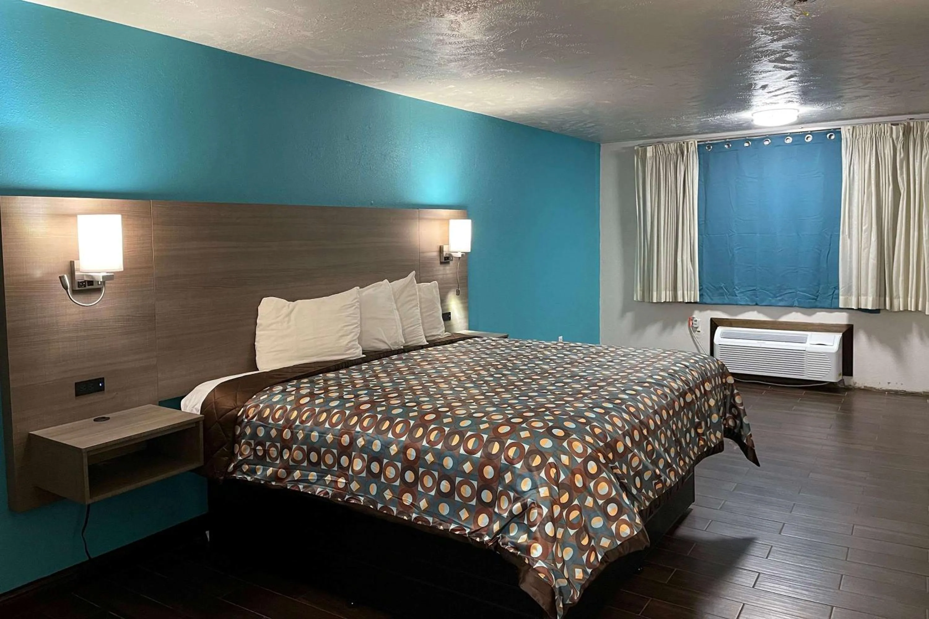 1 King Bed, Dog-Friendly, Non-Smoking in Baymont by Wyndham Bellevue - Omaha