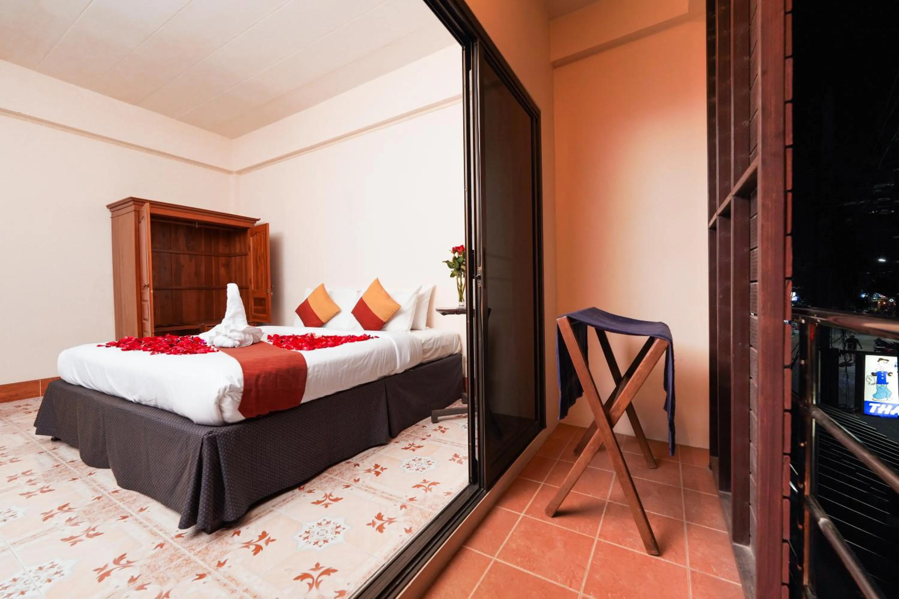 Budget Double Room in Baan Kamala Backpacker