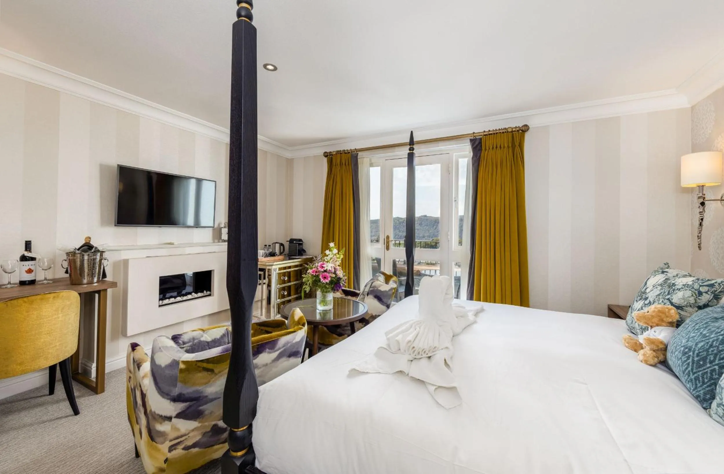 View (from property/room), Bed in Windermere Hillthwaite Hotel