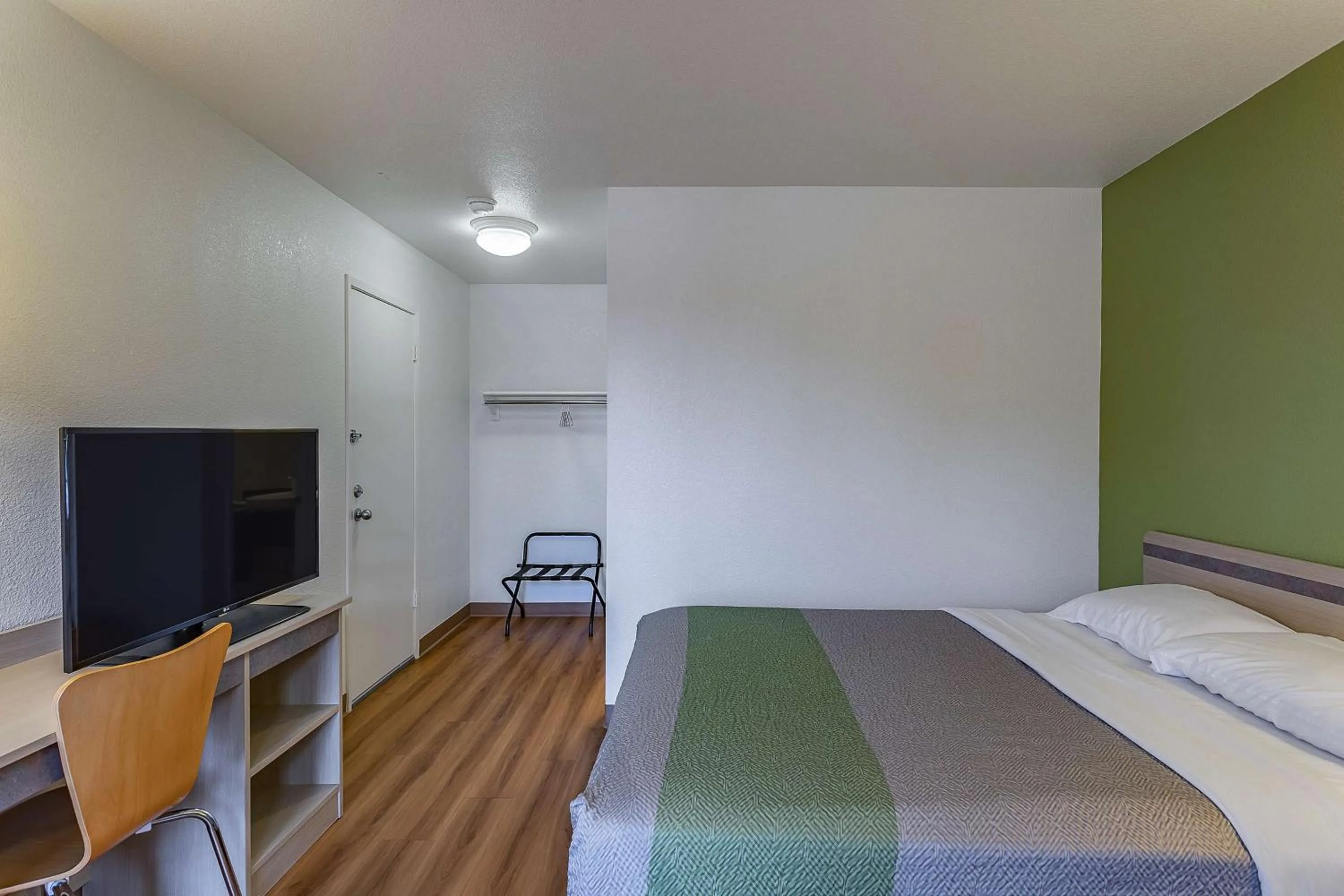 Deluxe Queen Room - single occupancy - Non-Smoking in Motel 6-Billings, MT - South