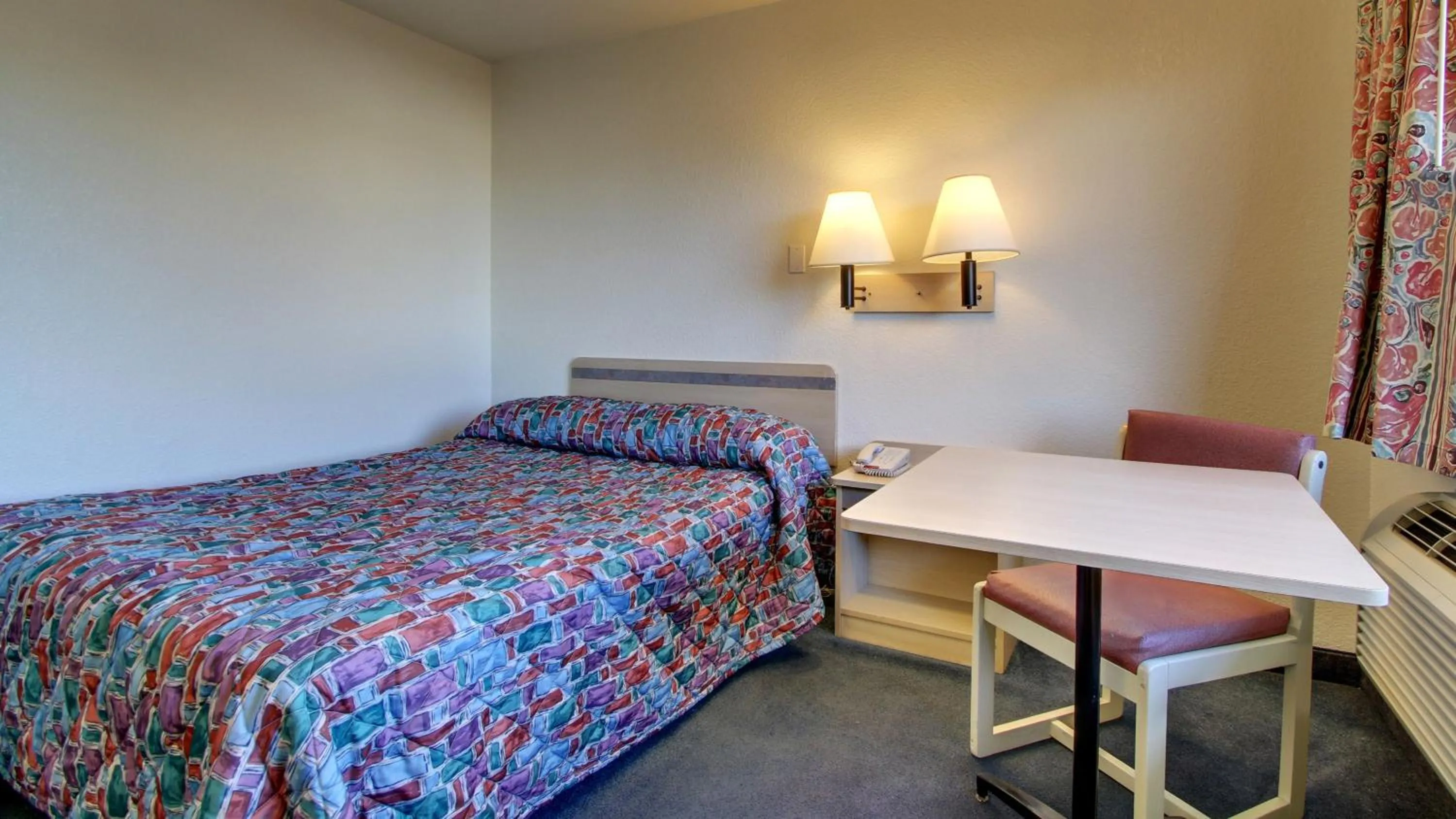 Standard Queen Room - Non-Smoking in Motel 6-Owensboro, KY
