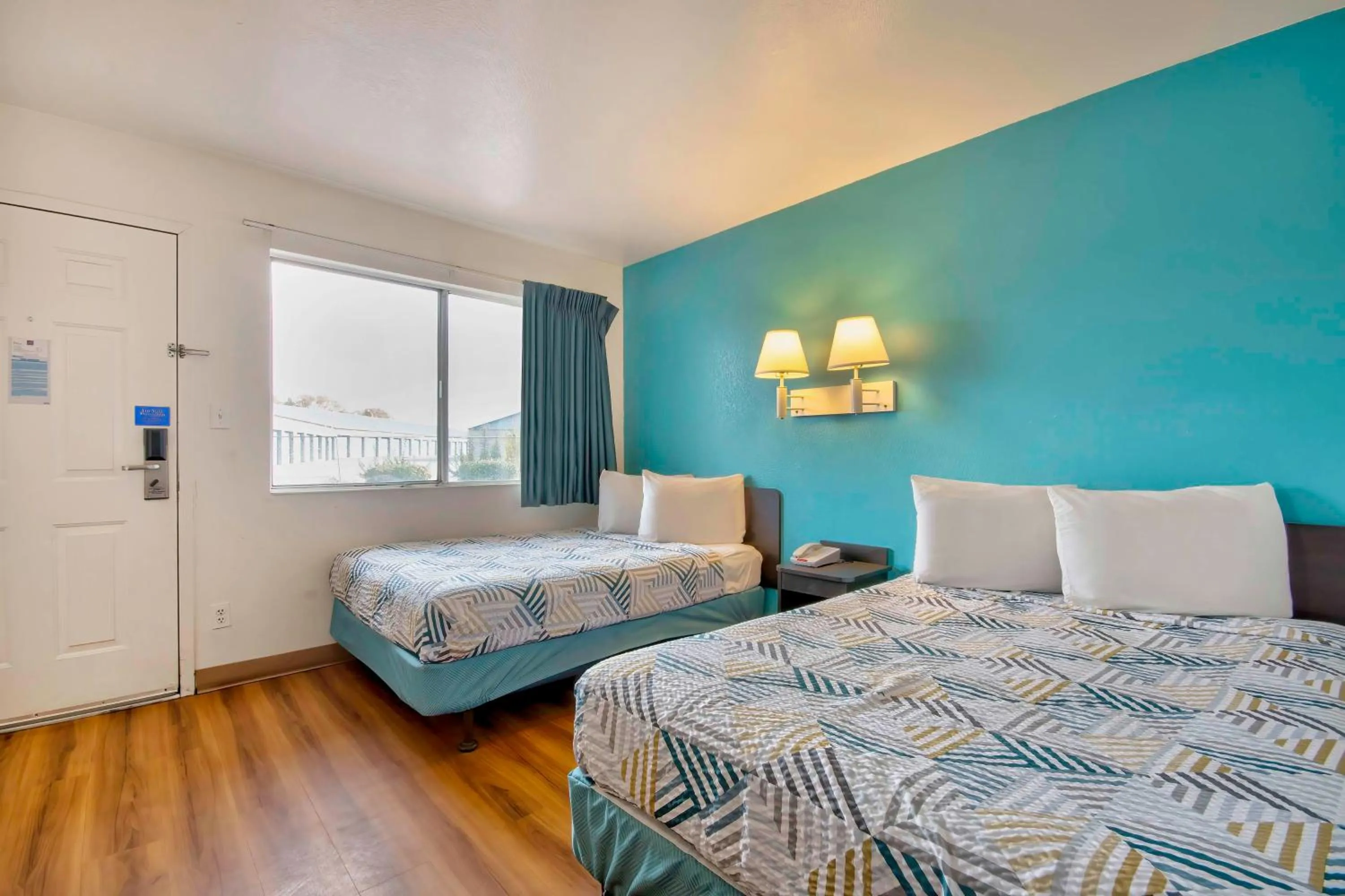 Deluxe Quadruple Room in Motel 6-Farmington, NM