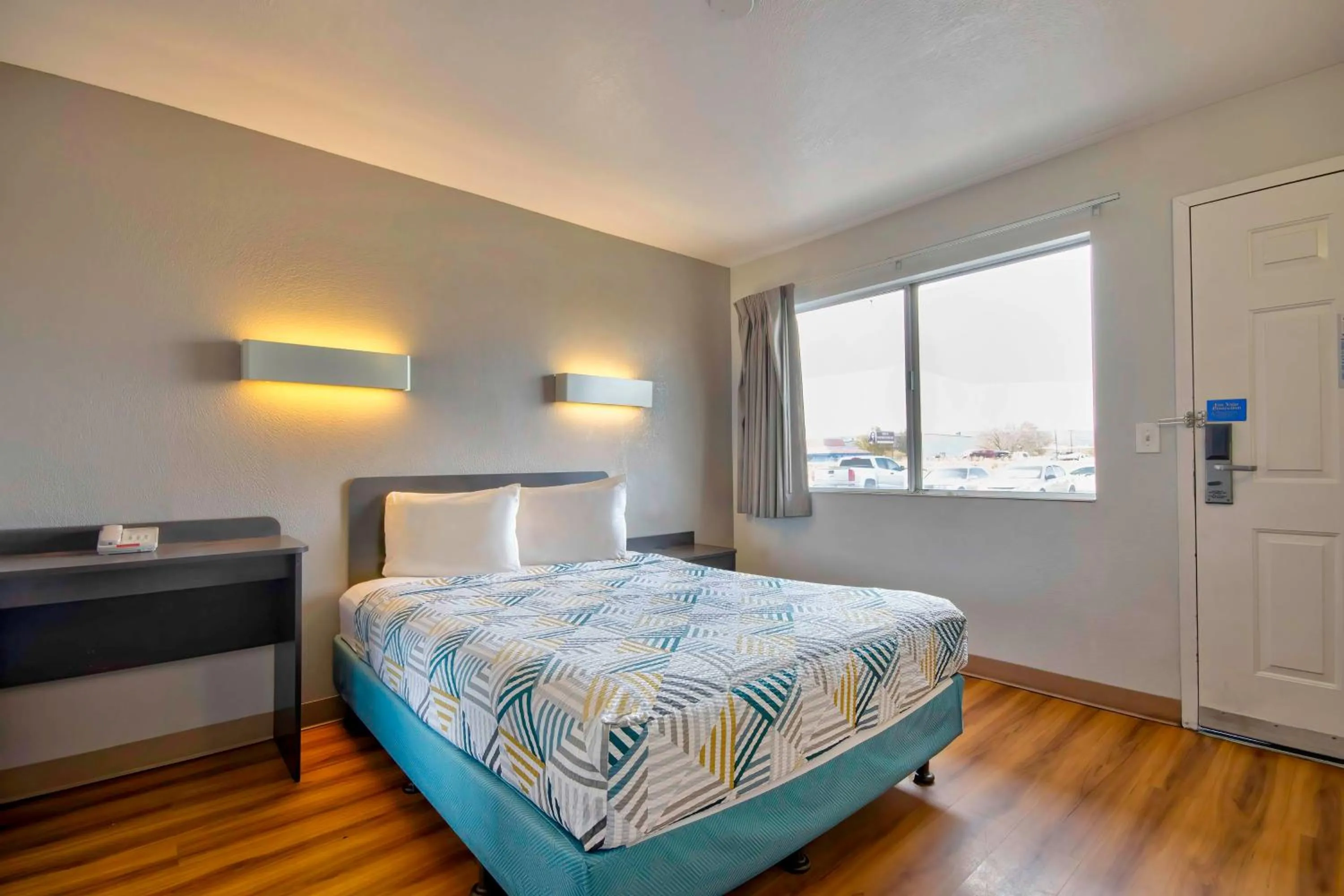 Deluxe Queen Room in Motel 6-Farmington, NM