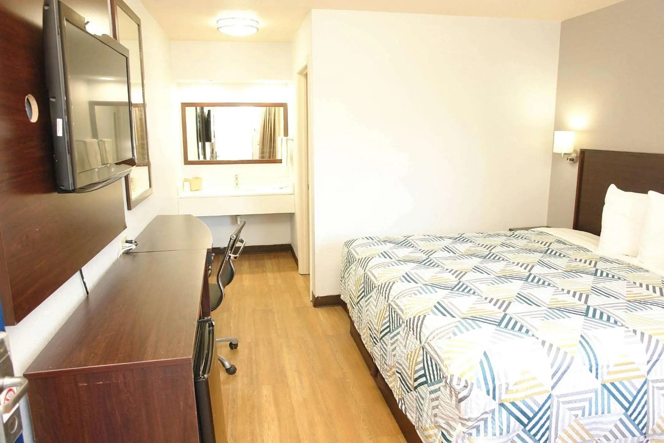 Standard King Room - Smoking in Motel 6 Hattiesburg, MS