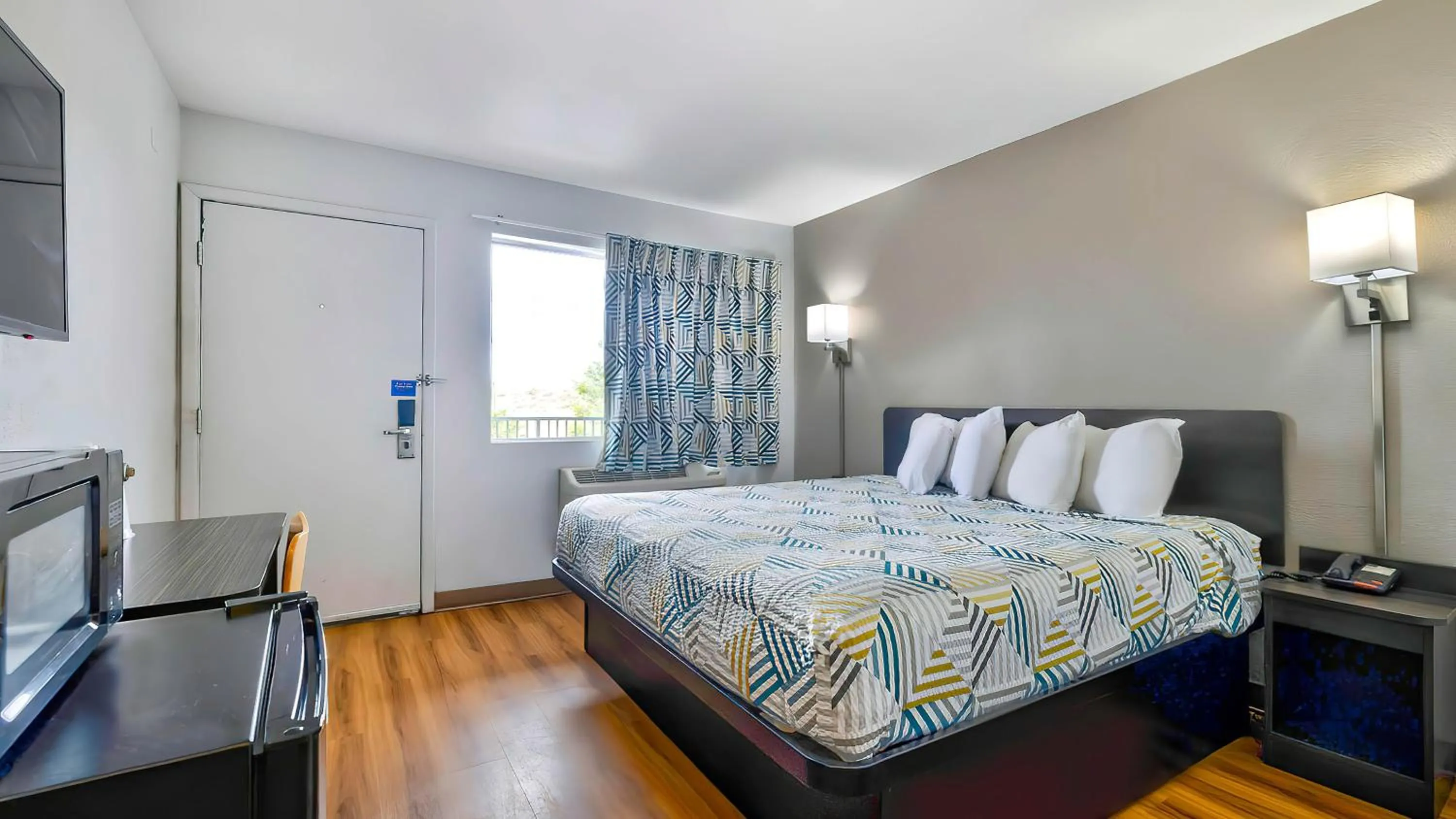 King Room - single occupancy - Non-Smoking in Motel 6-Gallup, NM