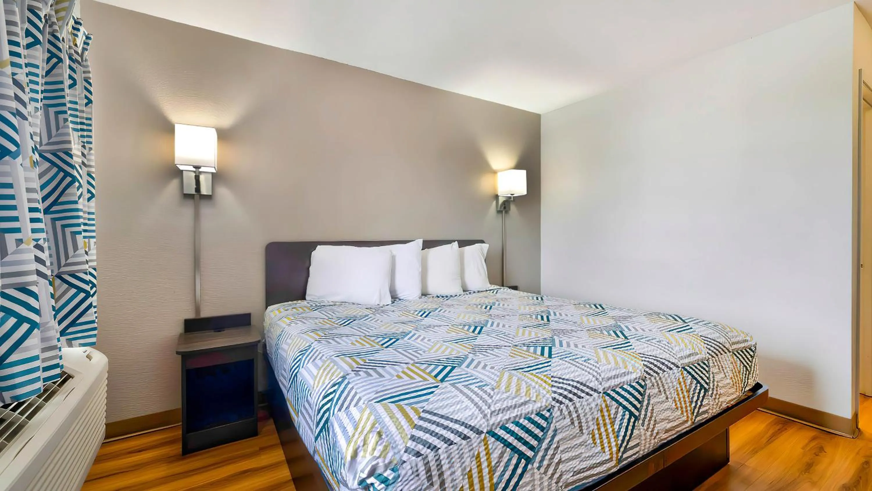 Queen Room - single occupancy - Disability Access - Non-Smoking in Motel 6-Gallup, NM