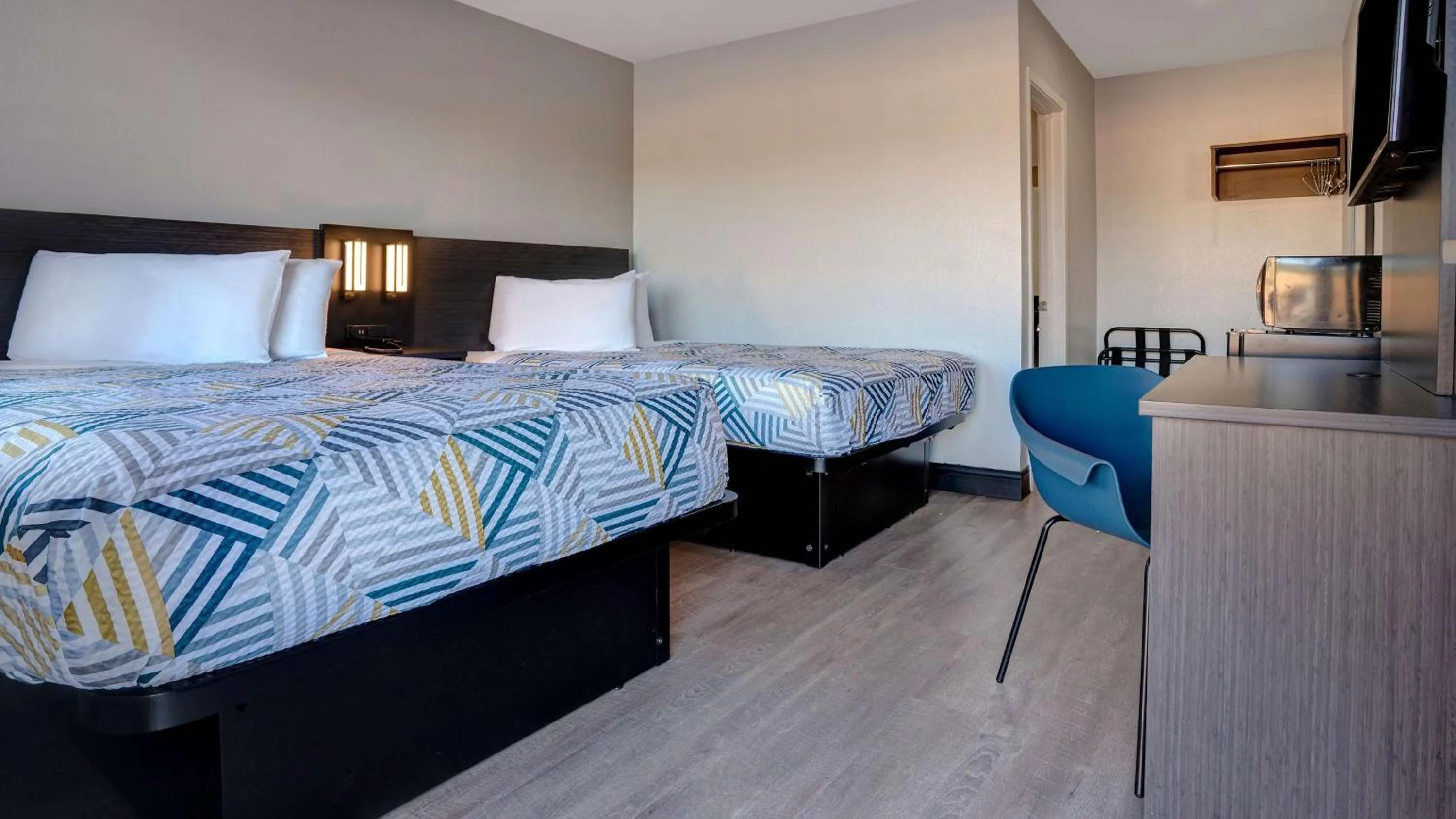 Quadruple Room in Motel 6-Arcata, CA Cal Poly Humboldt