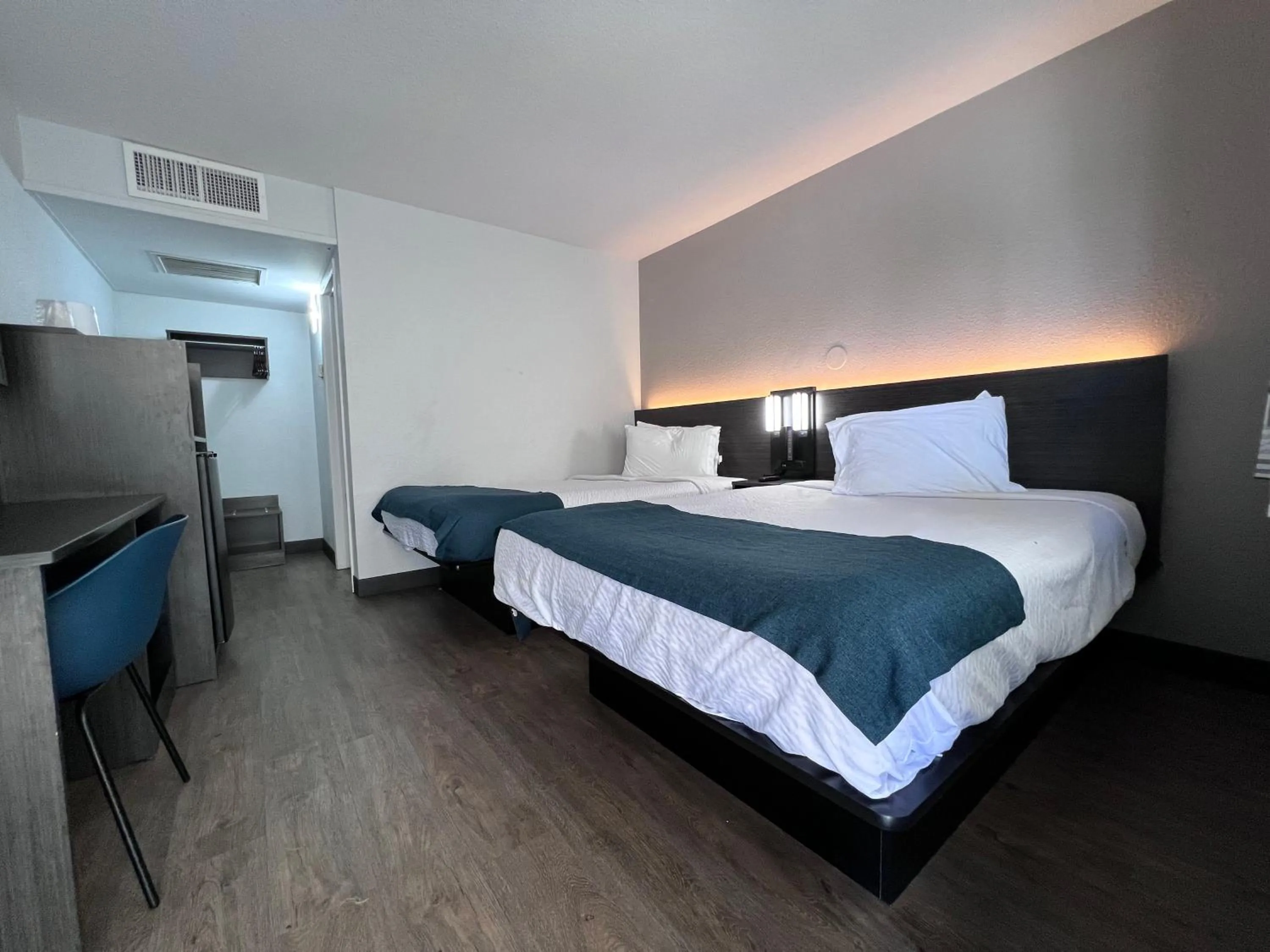 Deluxe Quadruple Room - single occupancy - Non-Smoking in Motel 6-Bakersfield, CA - South