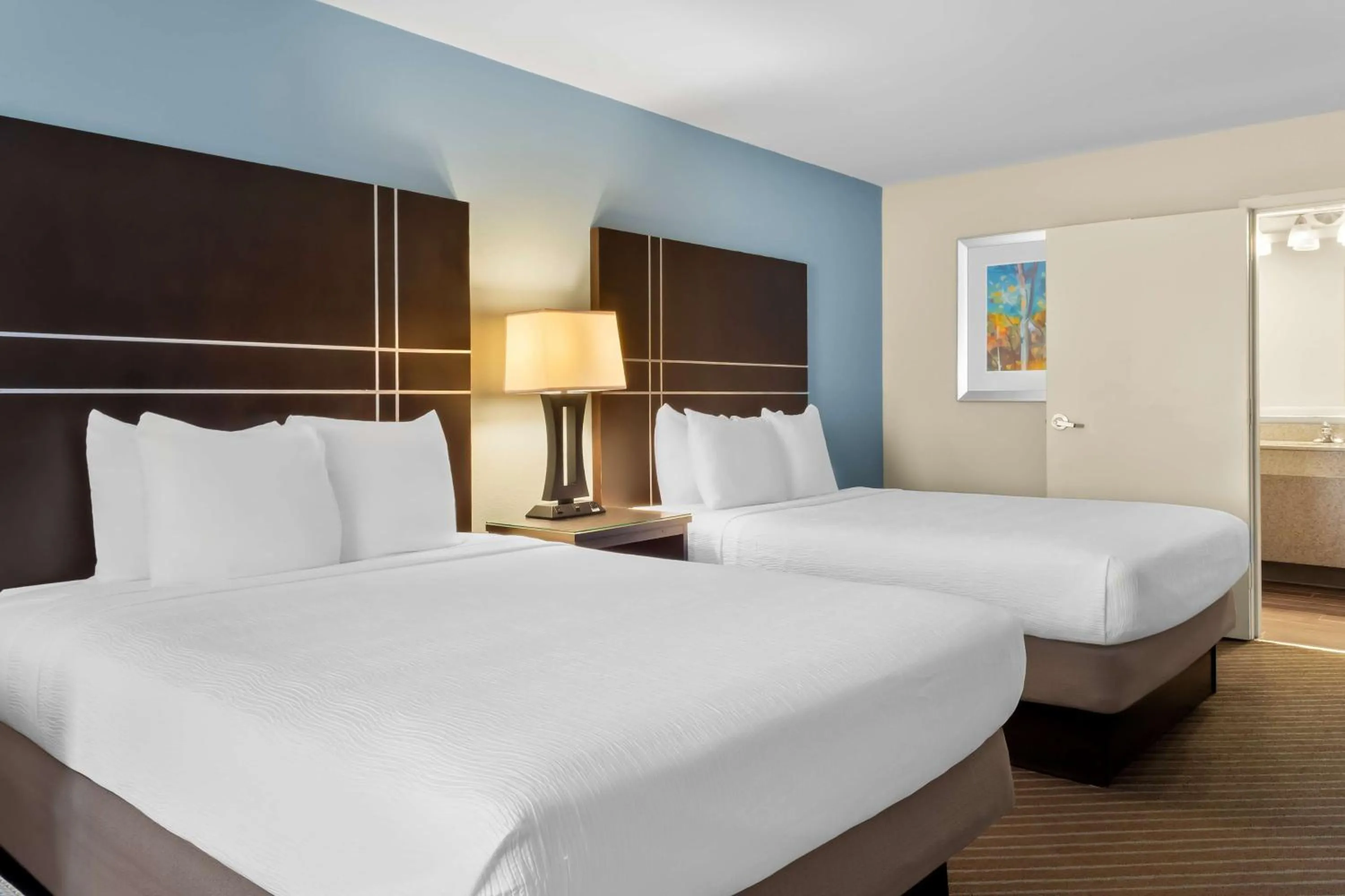Queen Room with Two Queen Beds with Roll-In Shower - Mobility Access in Best Western Newport Inn