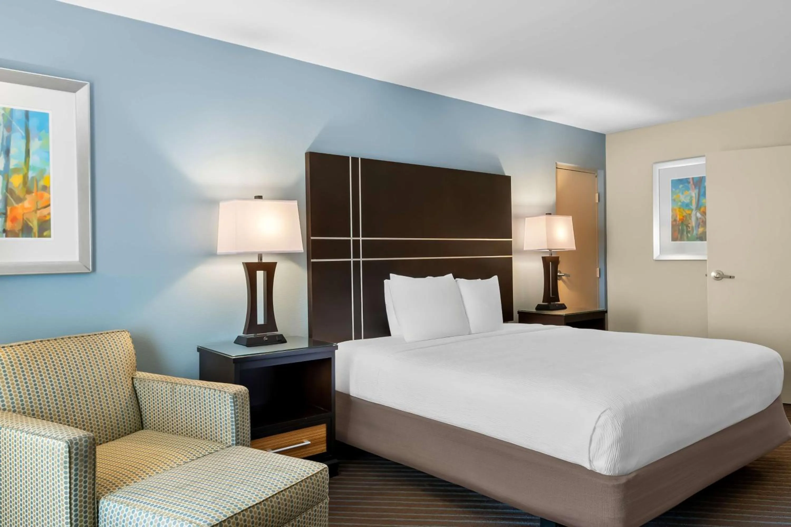 King Room with Roll-In Shower - Mobility Access in Best Western Newport Inn