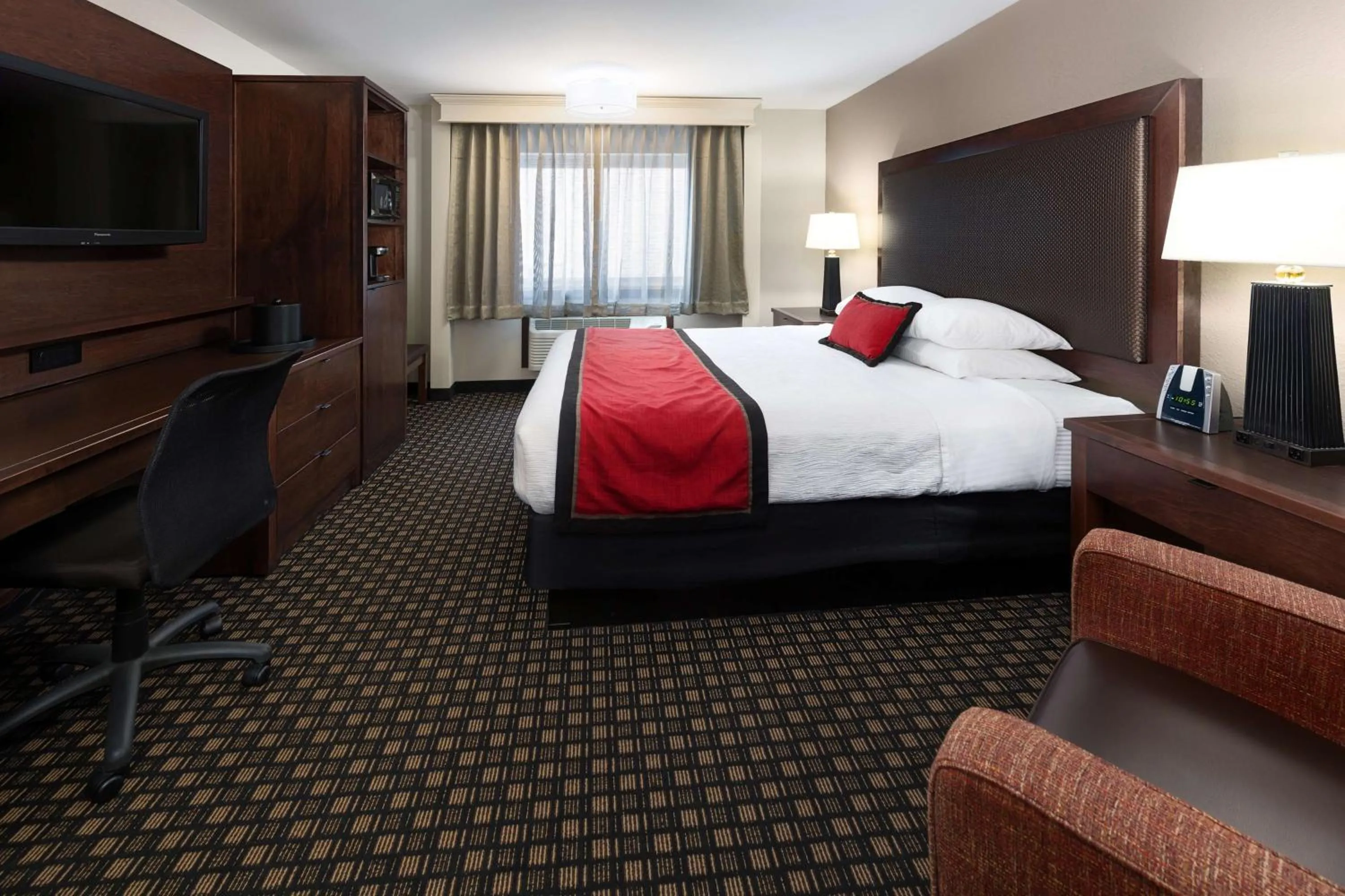 King Room with Roll-in Shower - Disability Access/Non-Smoking in Best Western Plus Ramkota Hotel