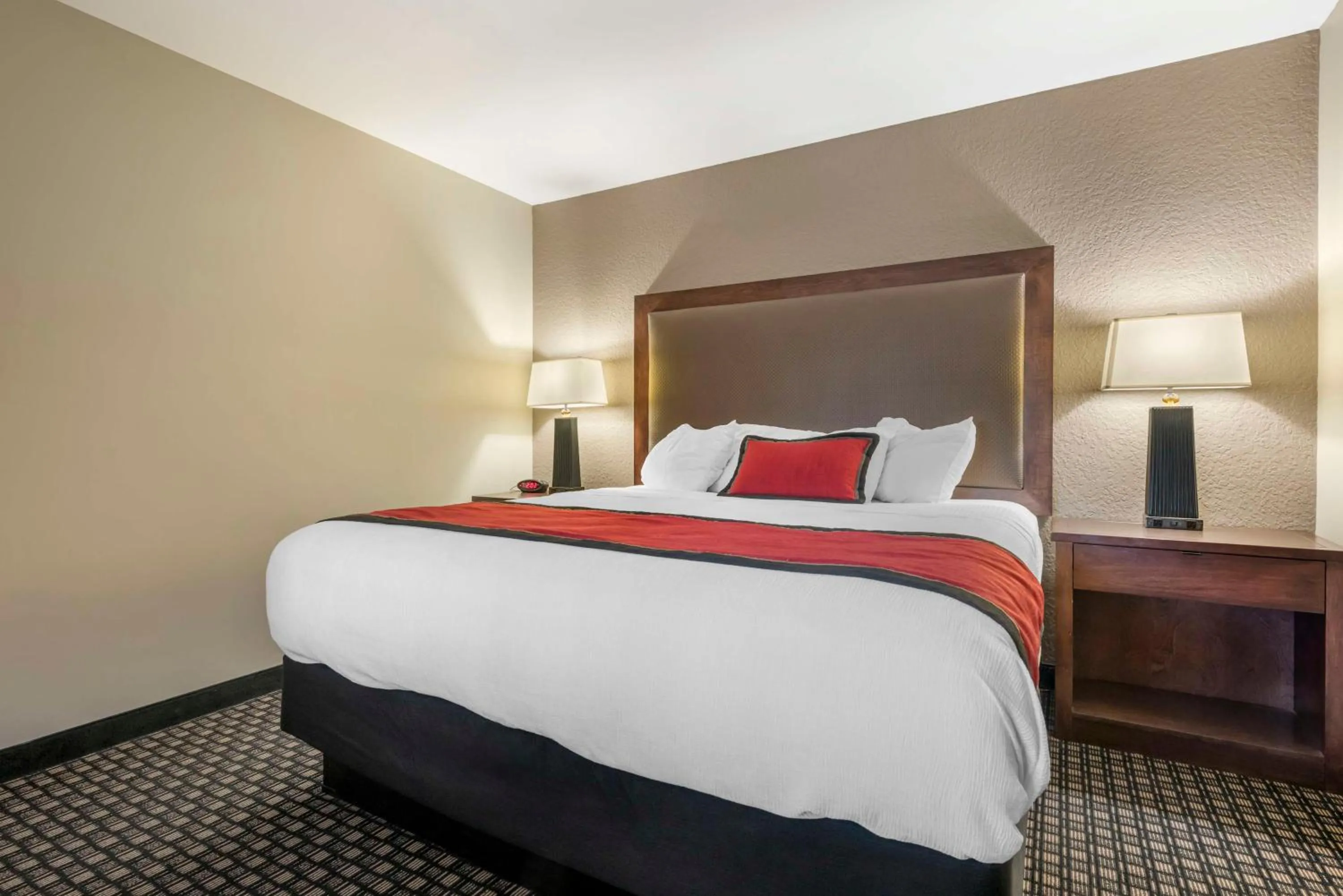 King Room with Sofa Bed - Pool Side  in Best Western Plus Ramkota Hotel