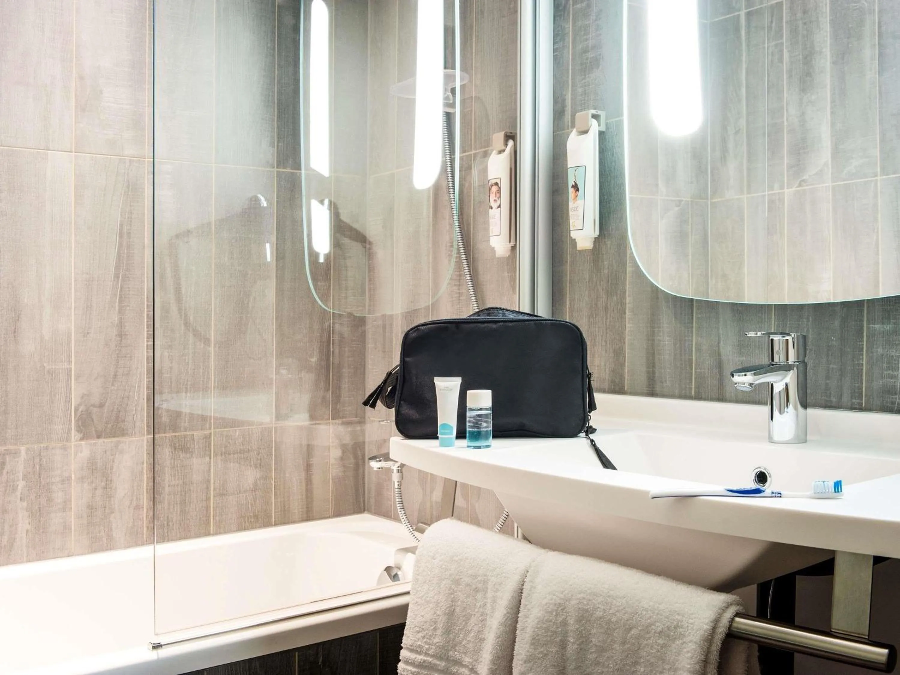 Bedroom in ibis Vesoul