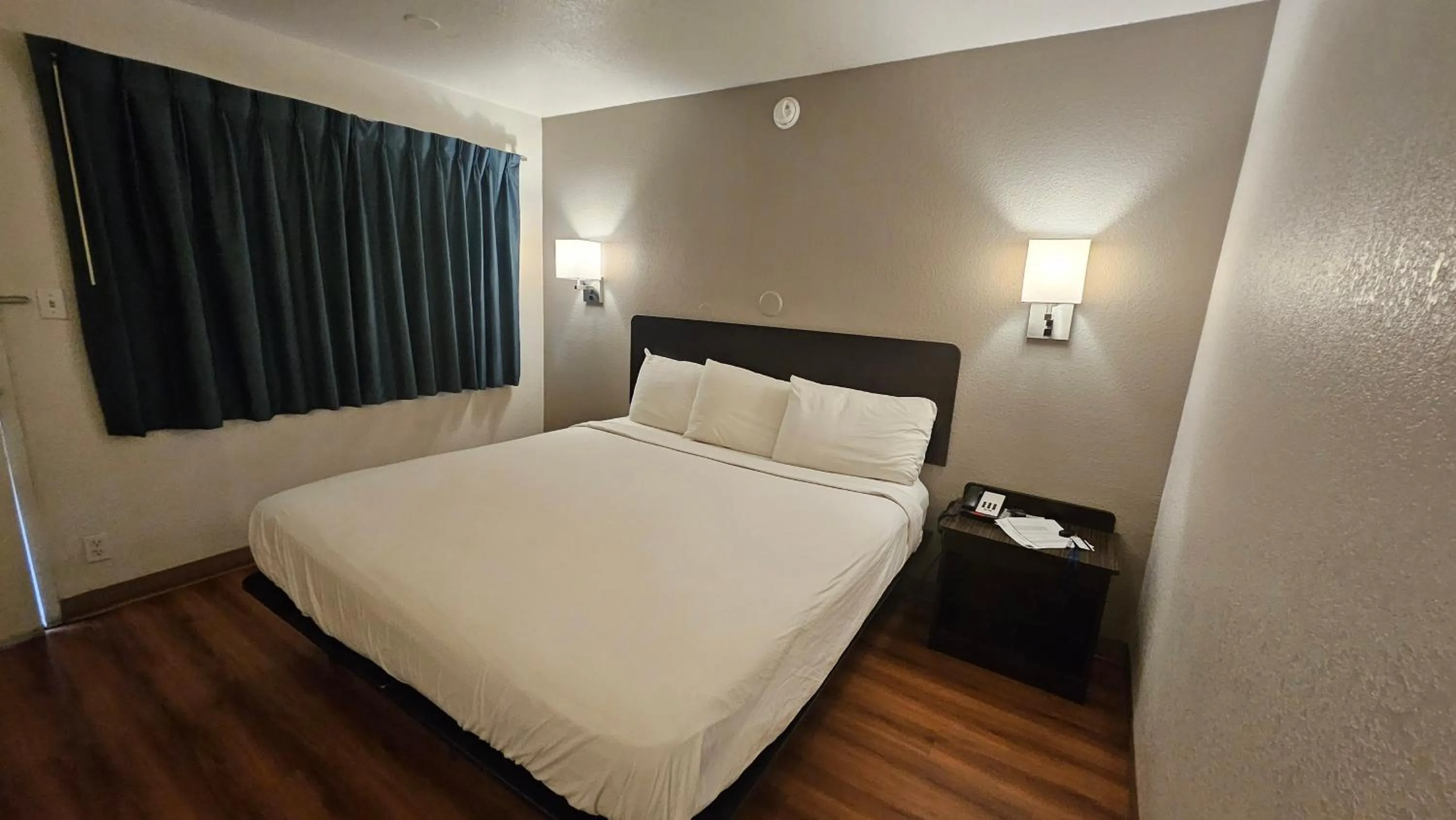 King Room with Roll-in Shower - Disability Access - Non-Smoking in Motel 6-Blythe, CA