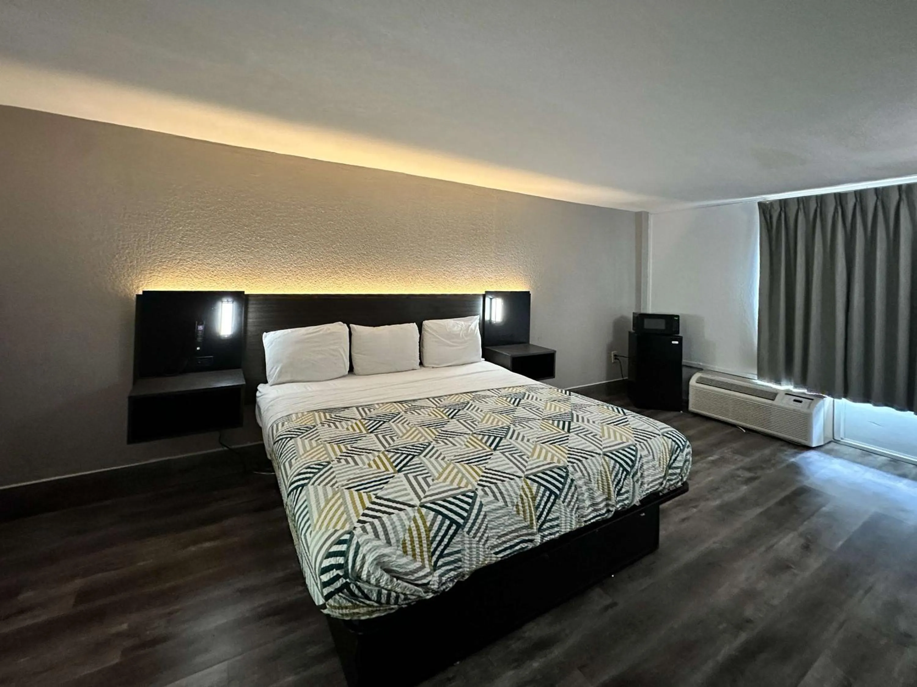 King Room - Disability Access - Non-Smoking in Motel 6 Spartanburg, SC Northwest Business 85